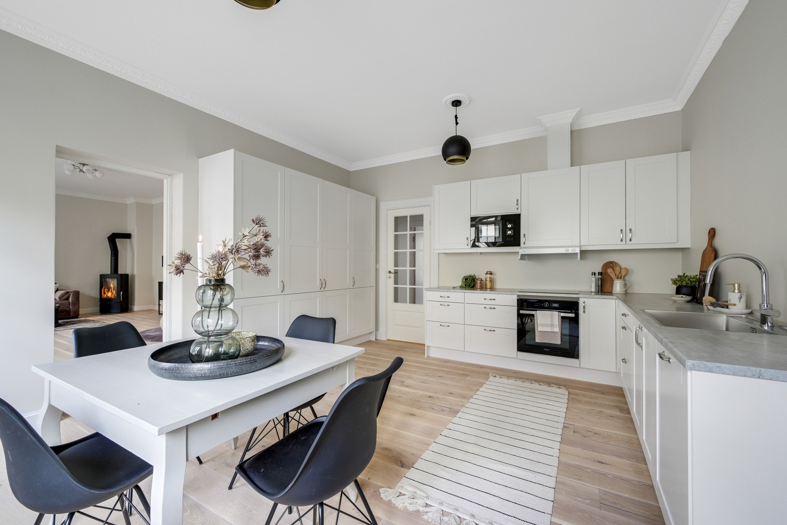 Delikat kjøkkeninnredning med hvite profilerte fronter. Galleribilde