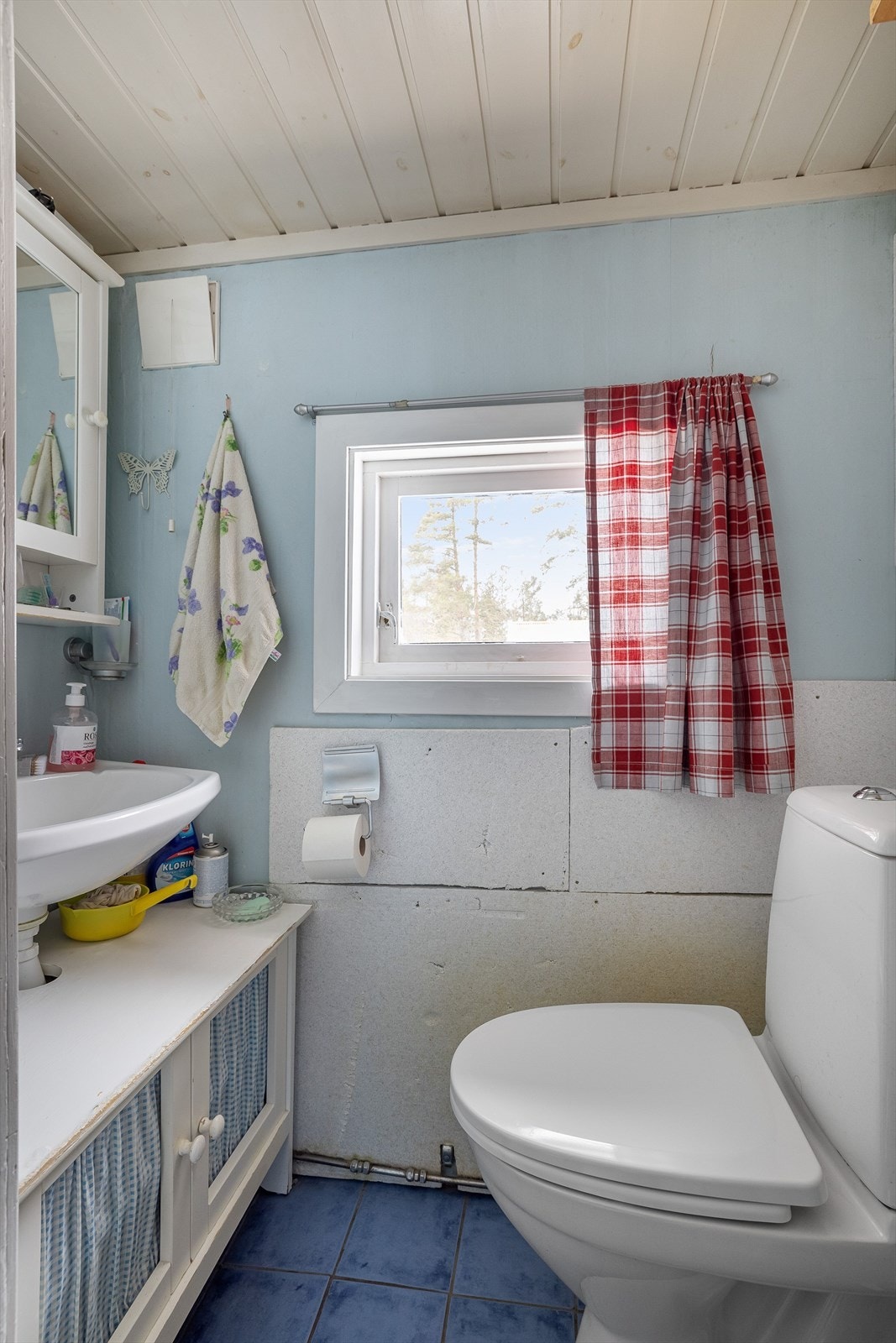 Toalettrommet som har adkomst fra gangen er innredet med servant på underskap, speilskap og frittstående toalett. Galleribilde