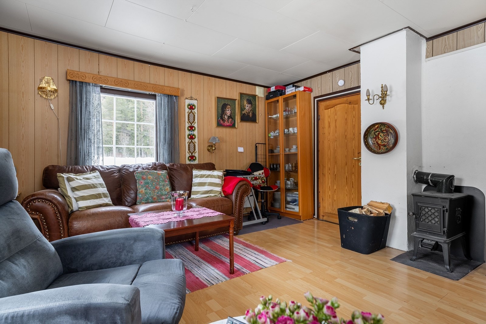 I stuen står den er vedovn med glassdør som sørger for god varme. Galleribilde