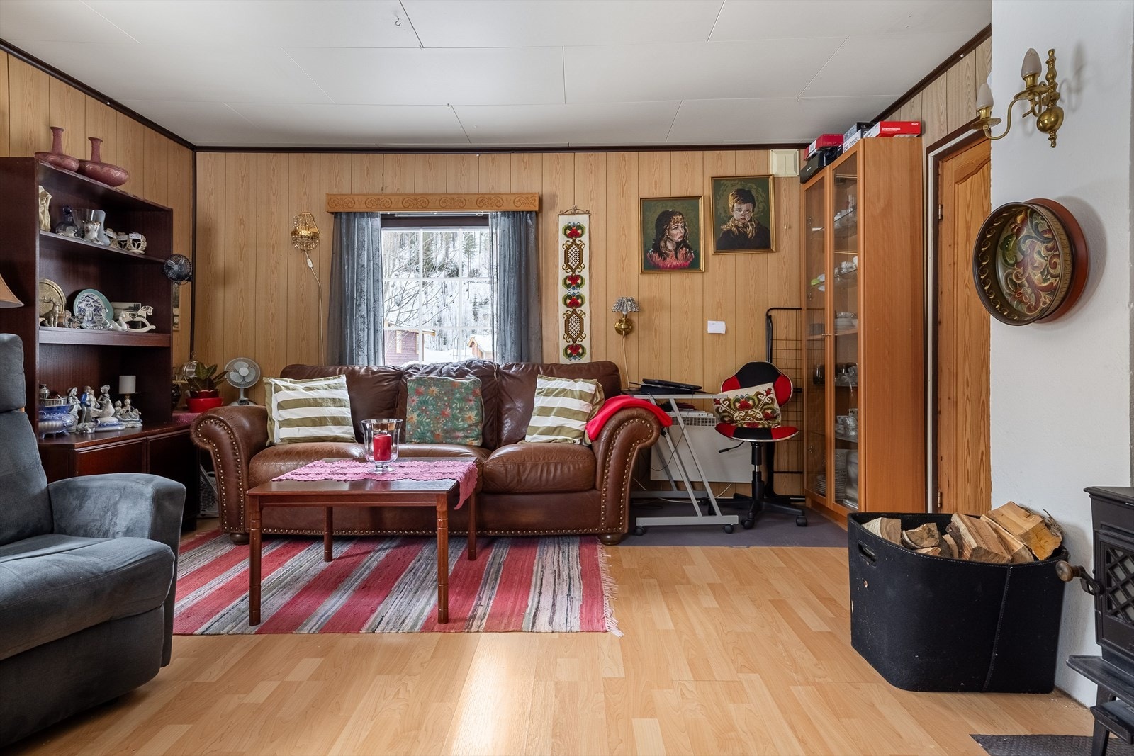 I åpen løsning med kjøkkenet ligger stuen som har vinduer på tre sider som sørger for et godt innslipp av naturlig lys. Galleribilde