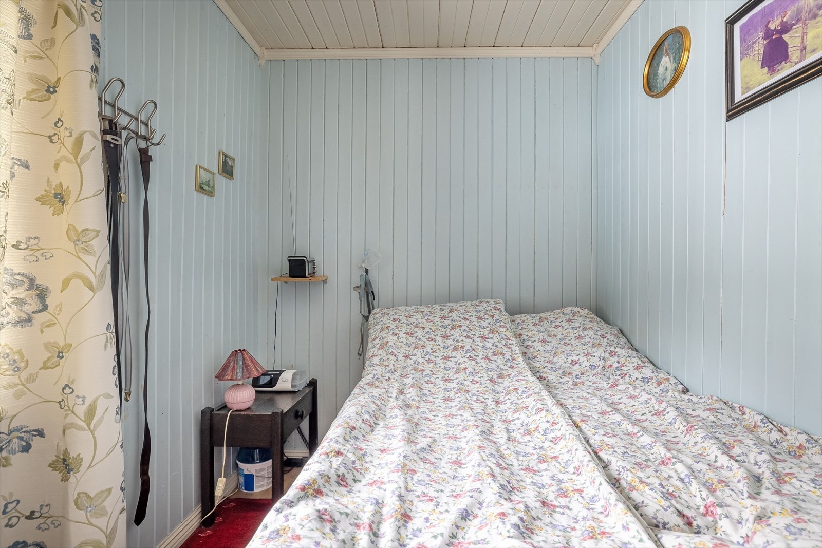 Boligen har et soverom, som ligger vendt mot vest. Galleribilde