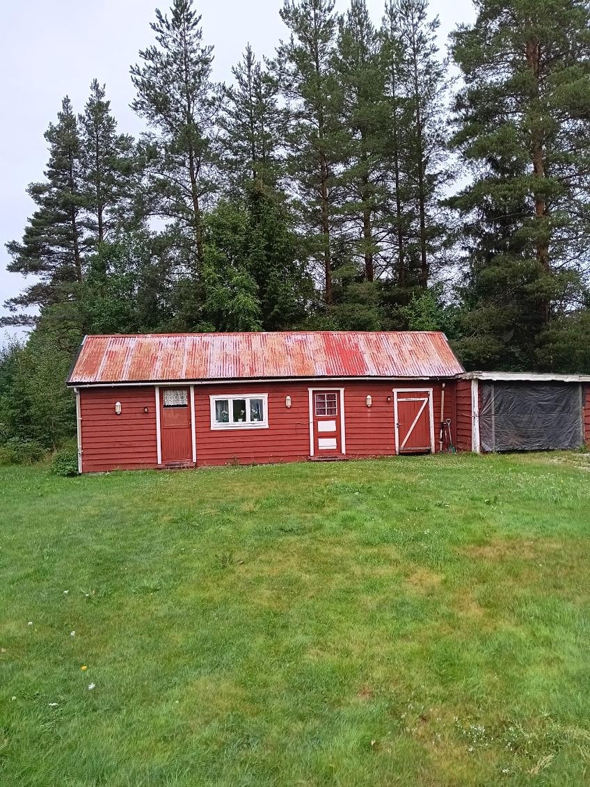 På eiendommen står det oppført et romslig uthus bestående av et innredet rom, et verkstedrom og garasje. Galleribilde