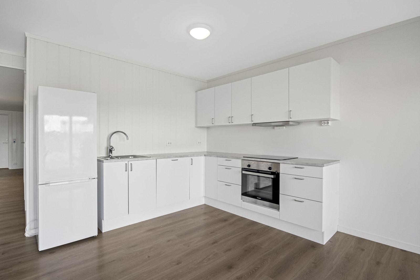 Kjøkken med kjøleskap, komfyr, koketopp og oppvaskmaskin som medfølger i handelen! Galleribilde