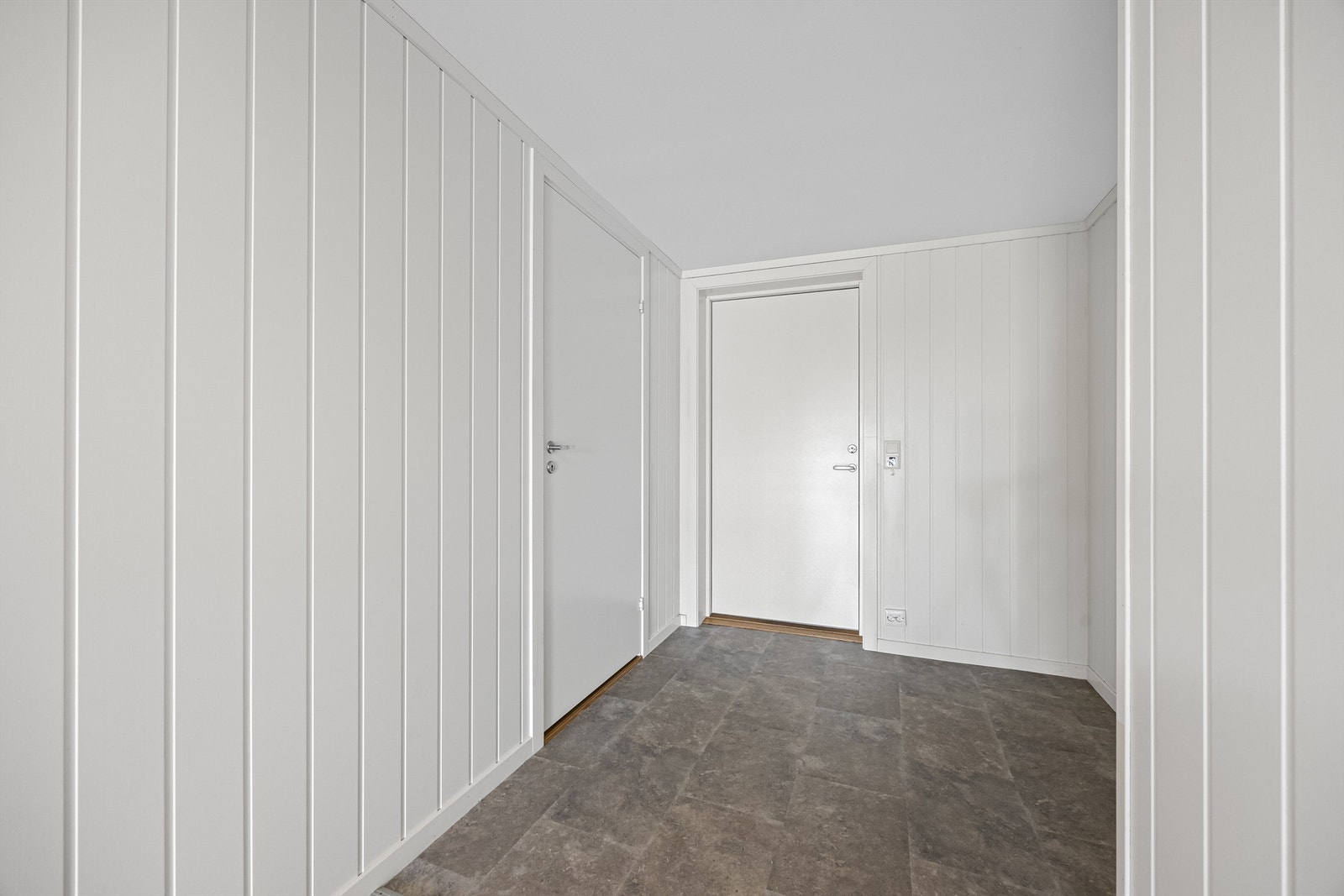 Fliser og varmekabler i gulv ved inngangsparti. Galleribilde