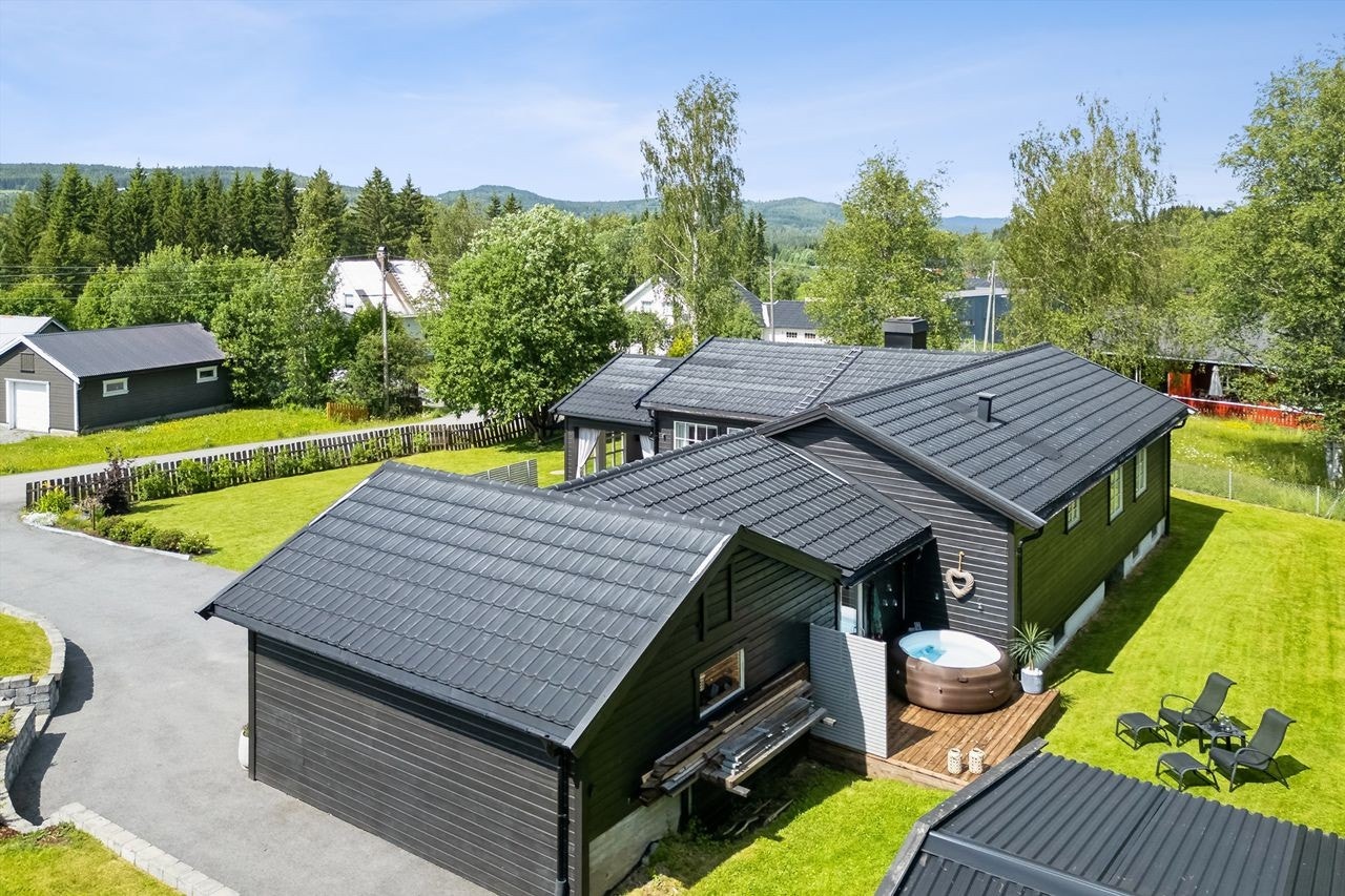En pen og velholdt eiendom med en stor, flat hage med gode solforhold Galleribilde