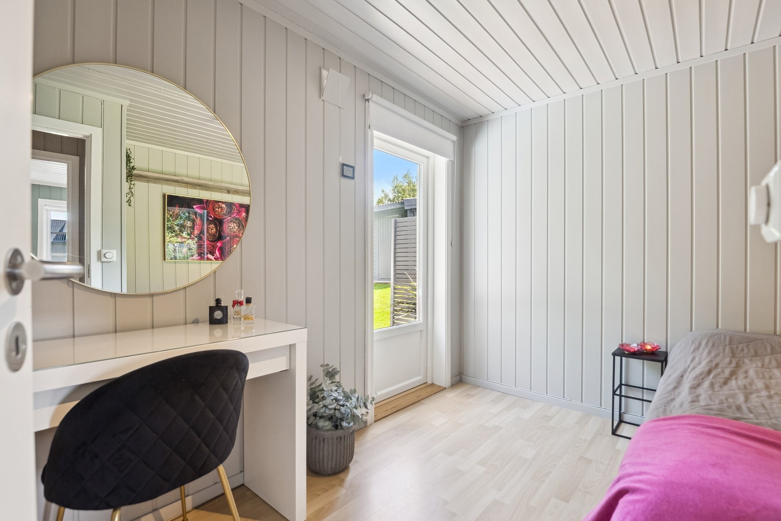 Soverom med smarte løsninger og egen utgang til terrasse for ekstra komfort Galleribilde
