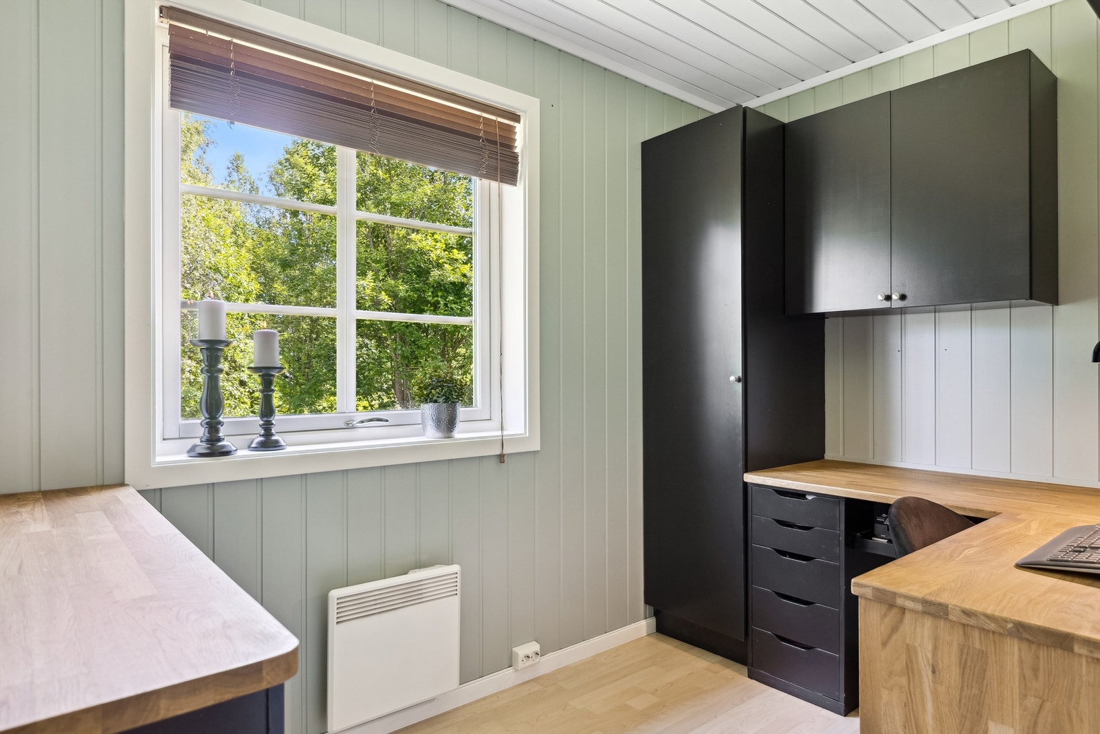 Kontor/soverom 4 med stort vindu og plass til både skrivebord og lagring - ideelt for hjemmearbeid. Galleribilde