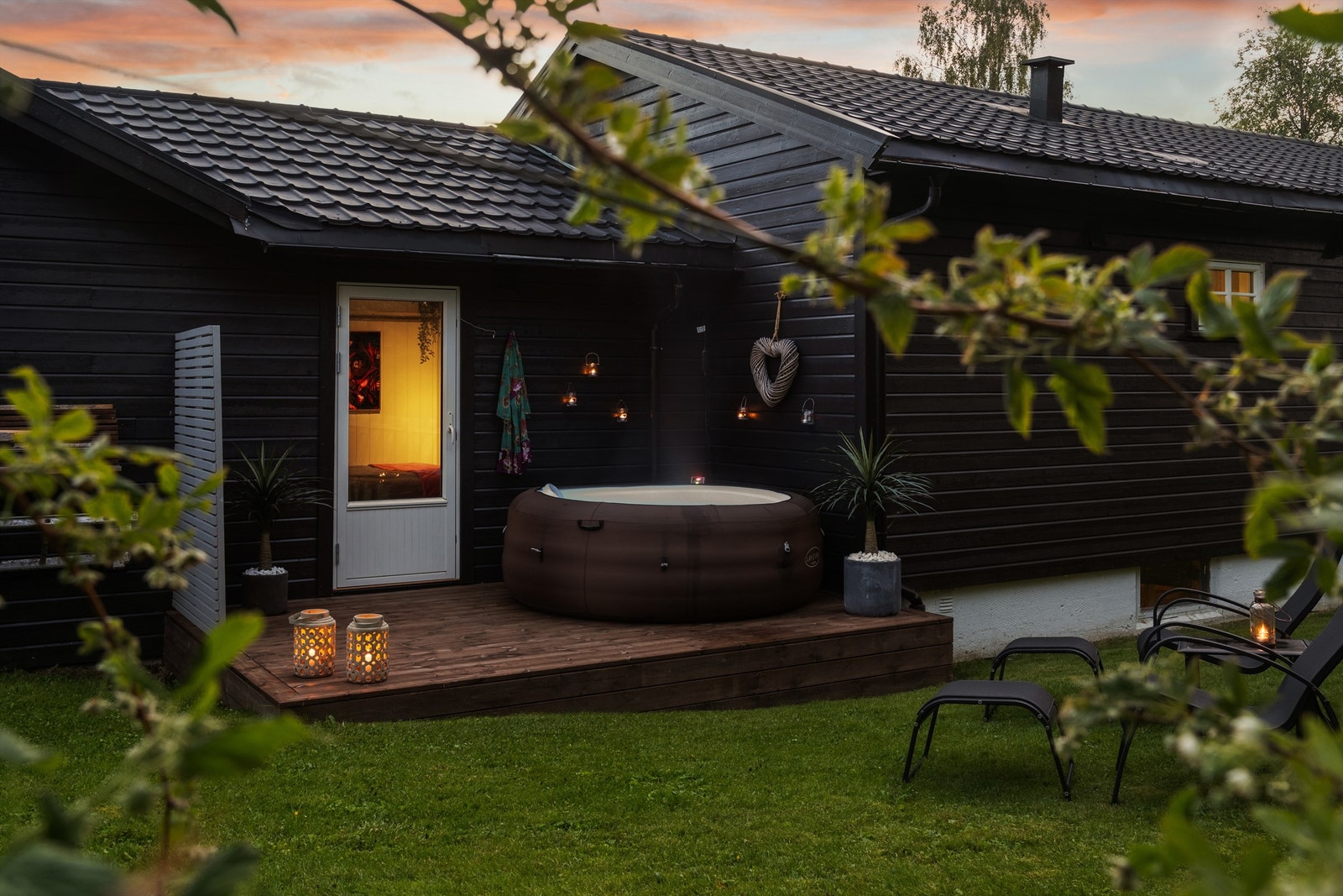 Kveldsstemning på terrassen - perfekt for hyggelige stunder i boblebadet. Galleribilde