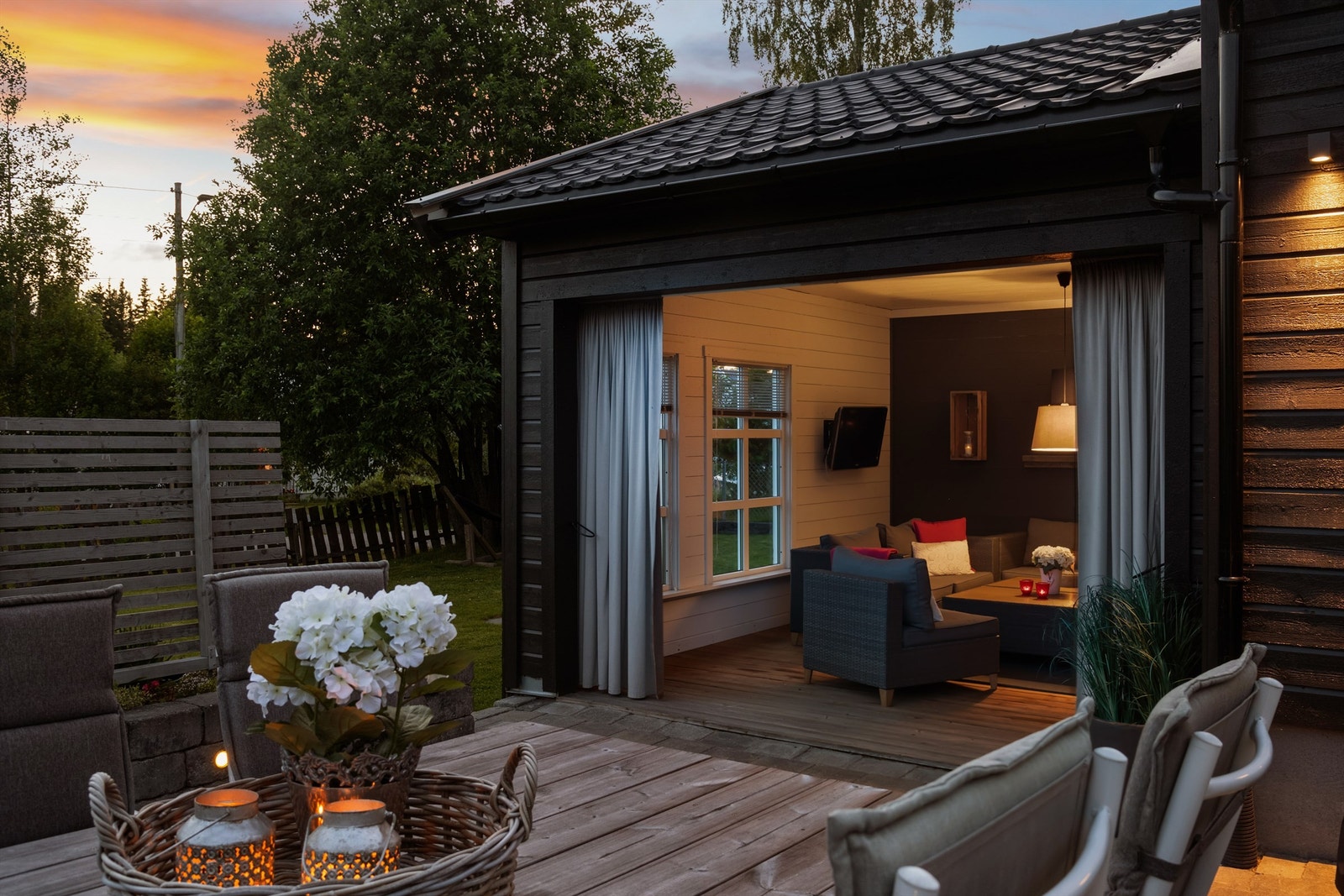 Delvis overbygd sommerstue på 16m² med belysning - perfekt for lange sommerkvelder. Galleribilde