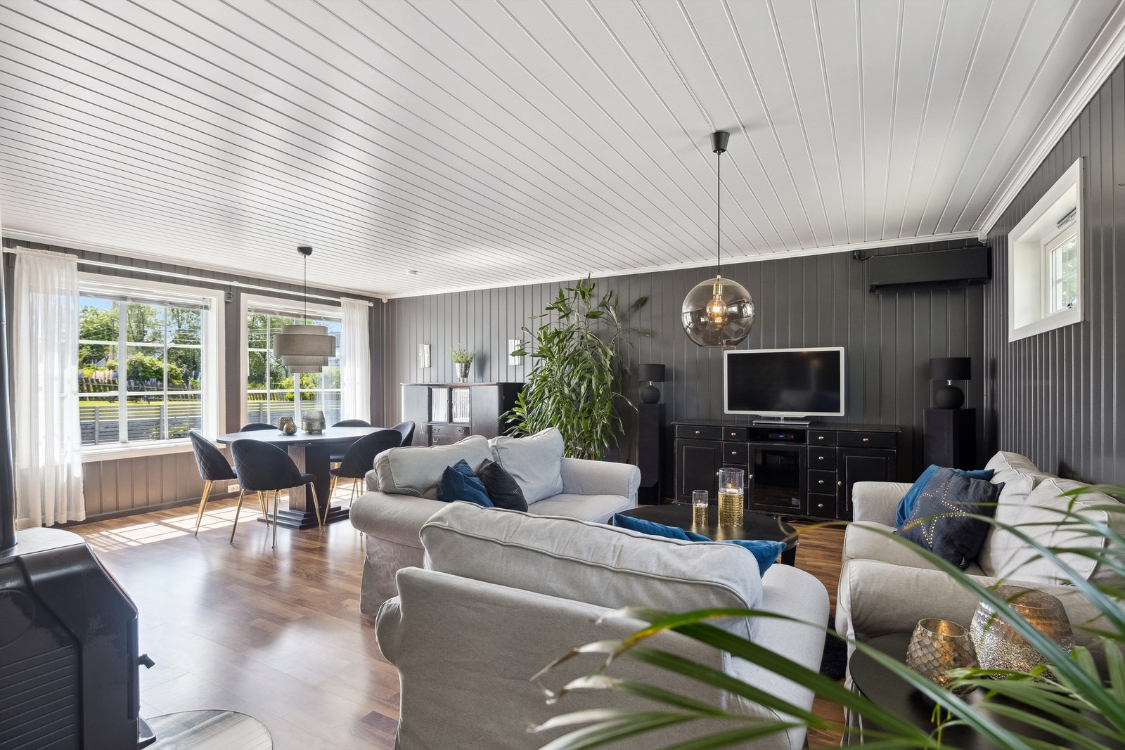 Stuen har god plass til både sofagruppe og spisebord - ideelt for sosiale sammenkomster. Montert ny varmepumpe som gir jevn varme hele året. Galleribilde
