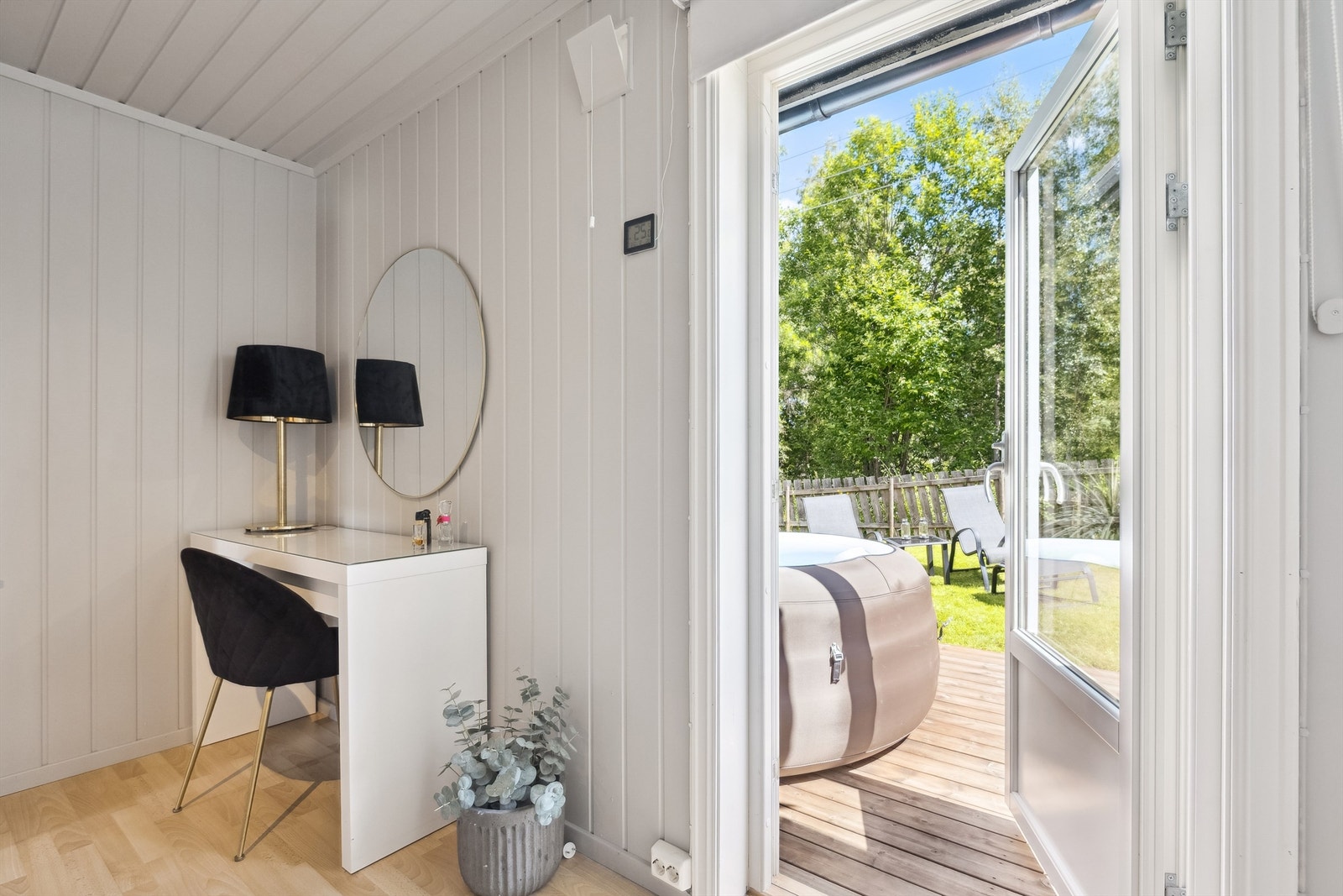 Fra det ene soverommet er det utgang til en herlig terrasse. Galleribilde