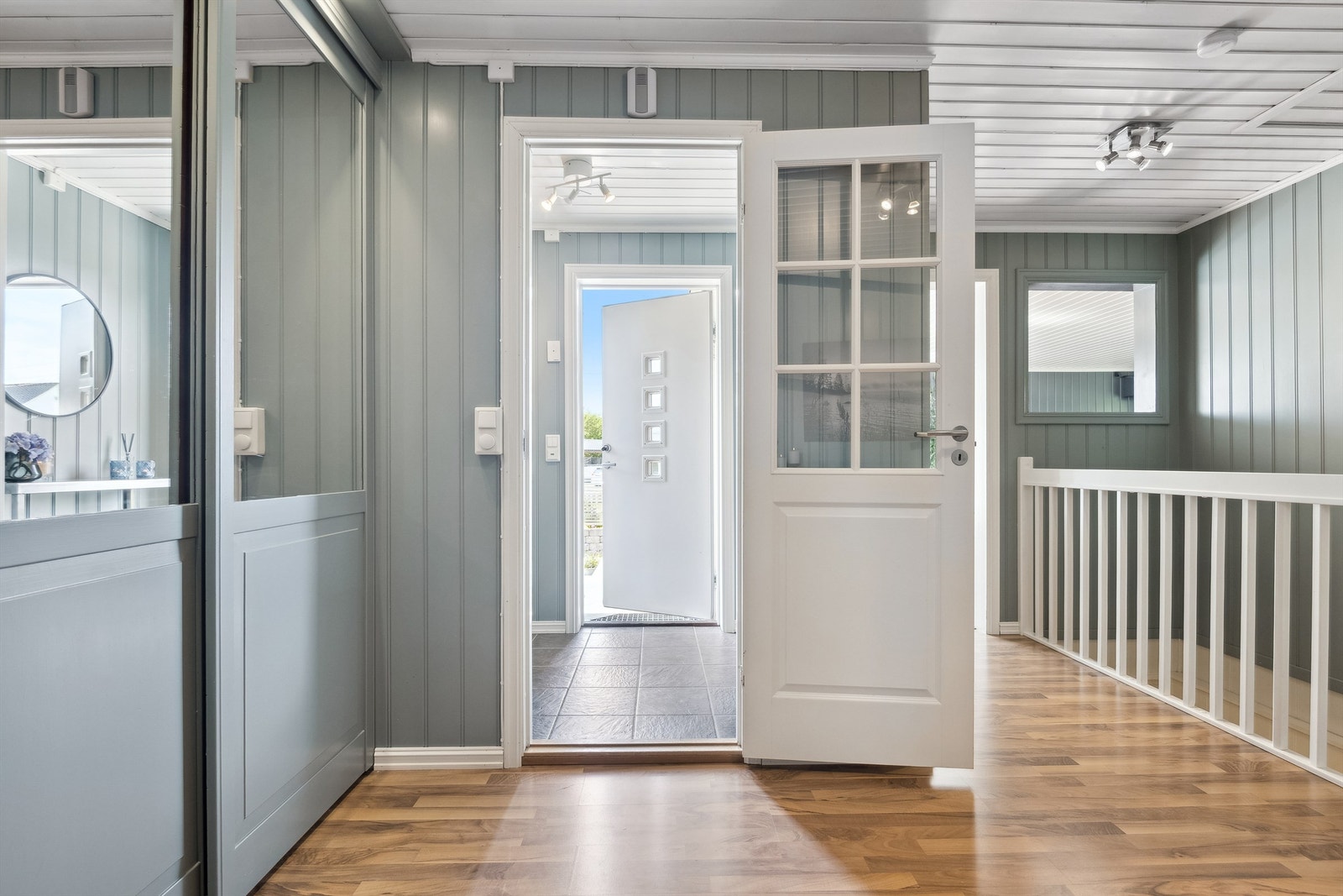 Entré med flislagt gulv, gulvvarme og plass til garderobe - en praktisk velkomst. Galleribilde