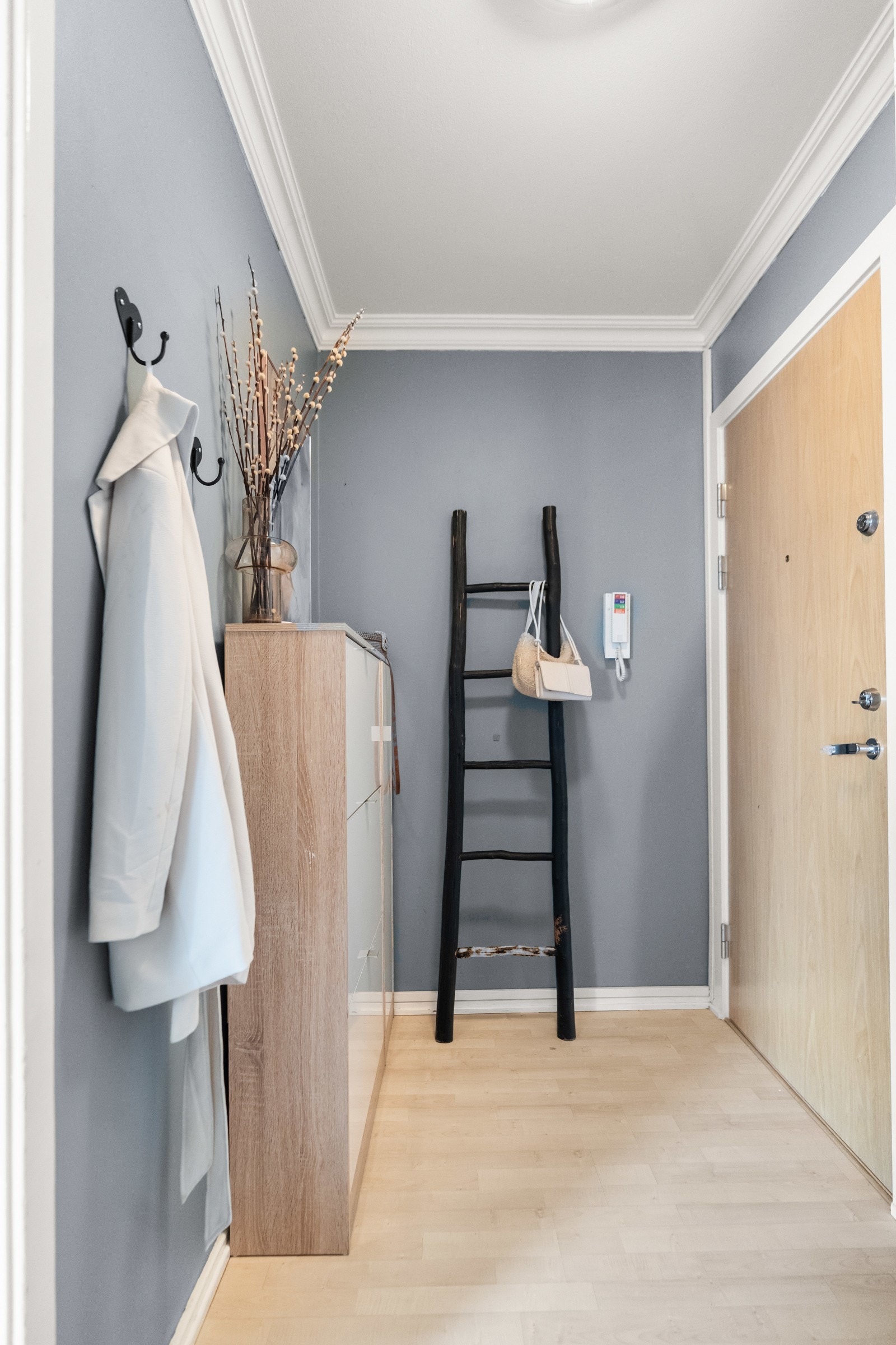 Innbydende entré med plass til yttertøy i doble integrerte skap. Kommode. Dør-callinganlegg. Galleribilde