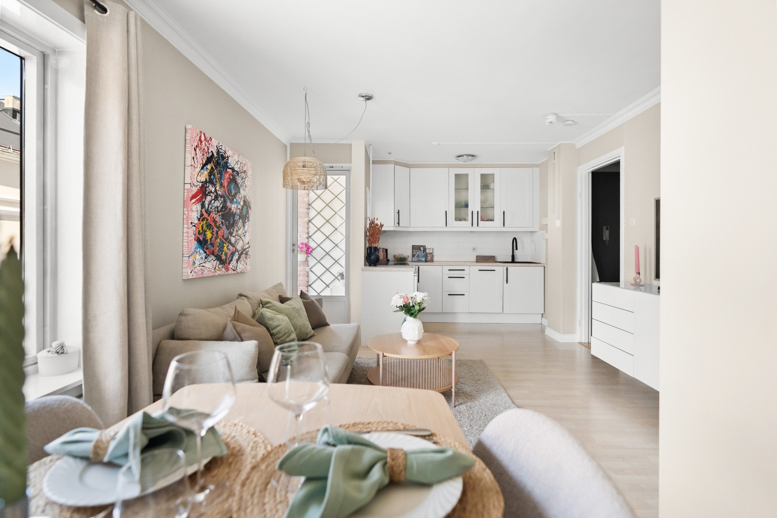 Boligen har en god planløsning som består av entré med skapplass, åpen kjøkken- og stueløsning, lukket sovealkove med dobbeltseng og garderobeskap, innglasset balkong og lekkert baderom. Galleribilde