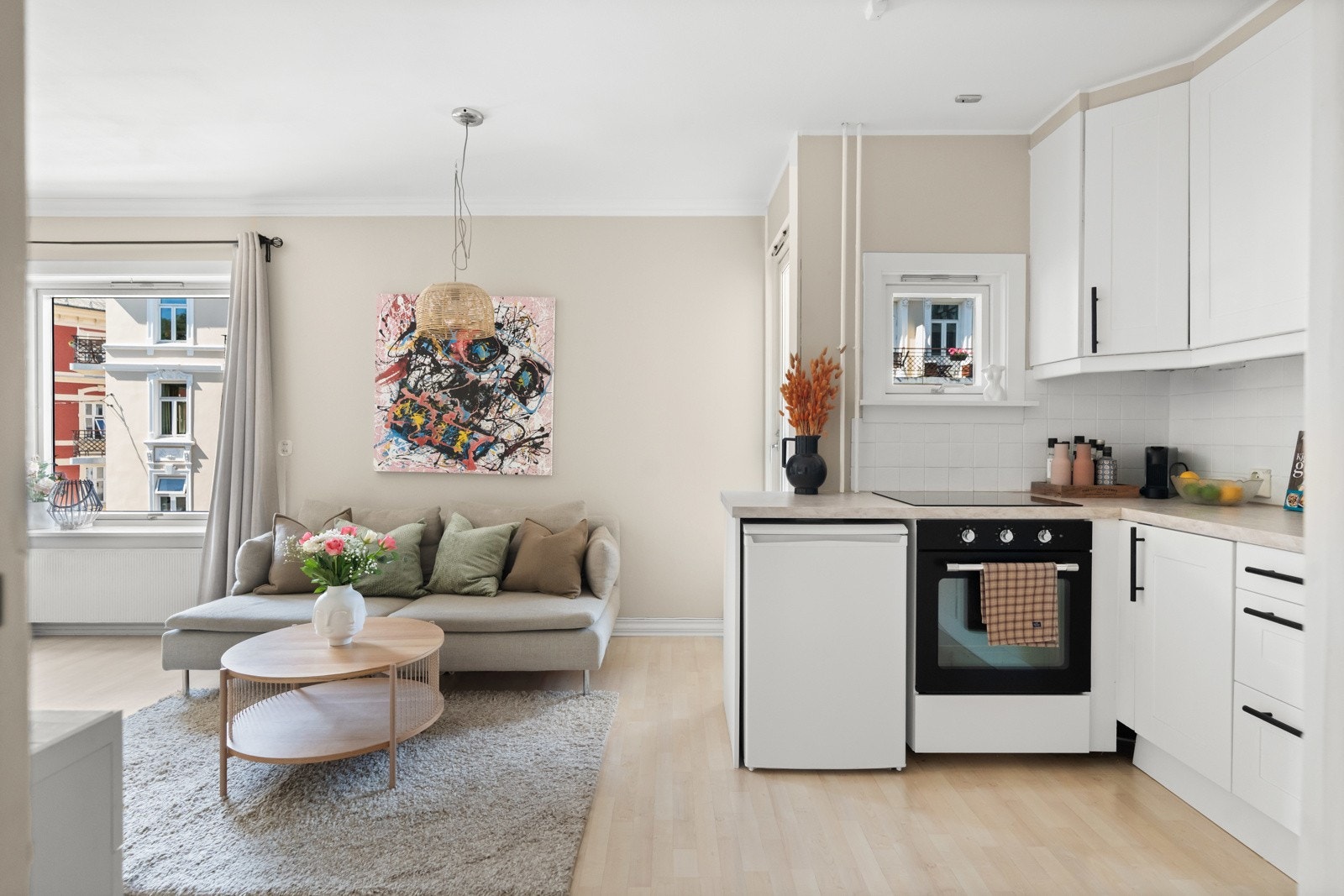 Mellom stue og kjøkken er det utgang til balkongen. Galleribilde