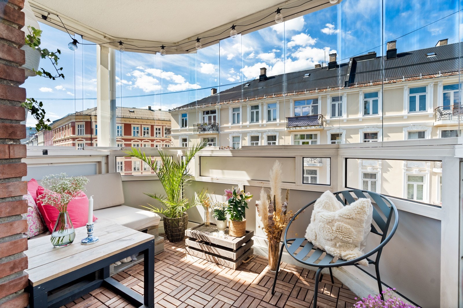 Fantastisk, innglasset balkong på ca. 7kvm, vendt mot vest! Foldeglassene kan helt eller delvis lukkes, etter ønske. Galleribilde