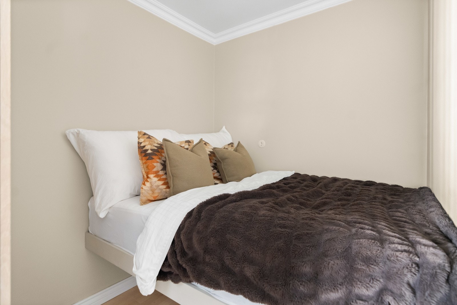 Plassbygget dobbeltseng i sovealkoven (rommet er ikke godkjent for varig opphold) Galleribilde