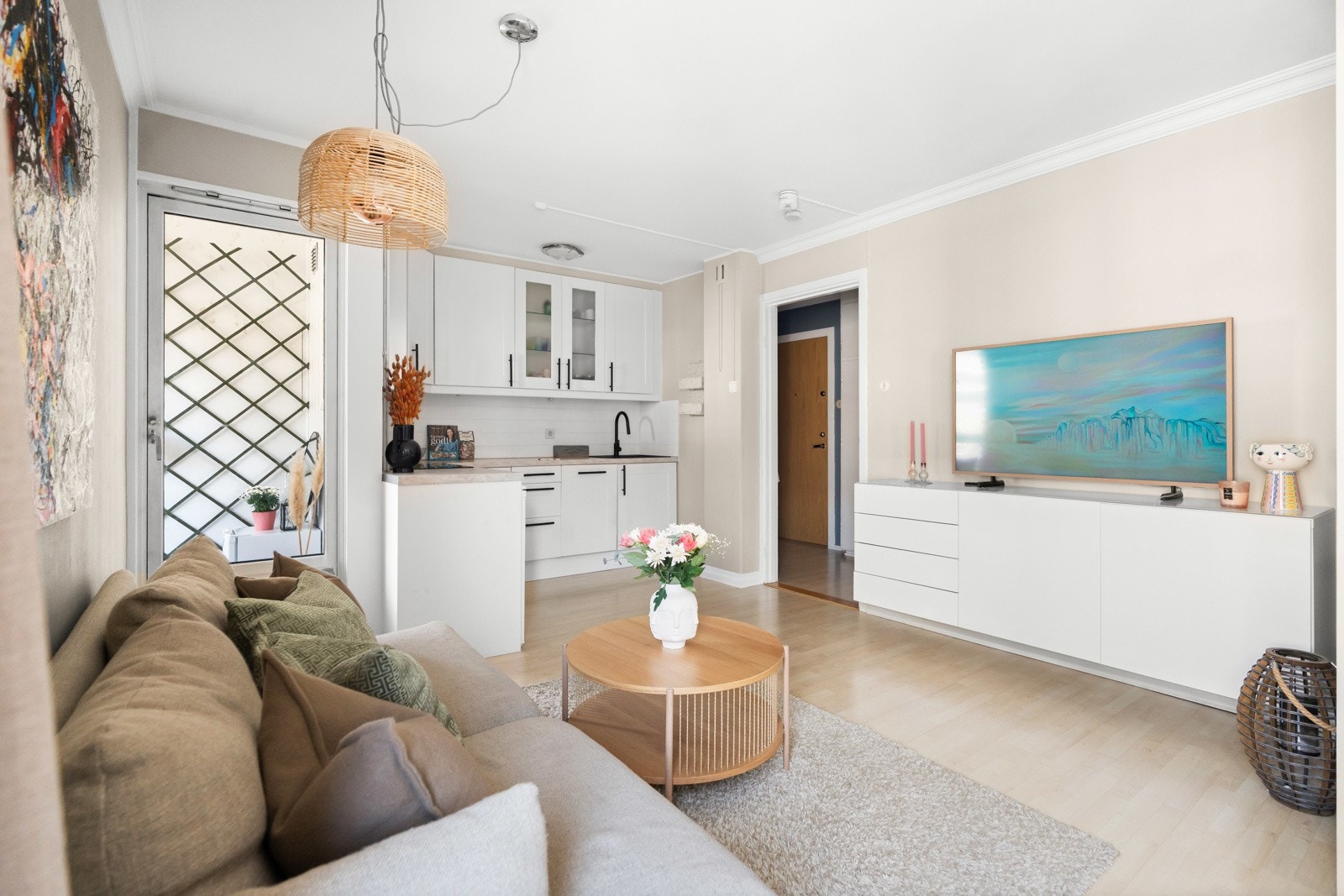 God plass til både spiseplass og sofaseksjon, med naturlig tildelte soner. Galleribilde