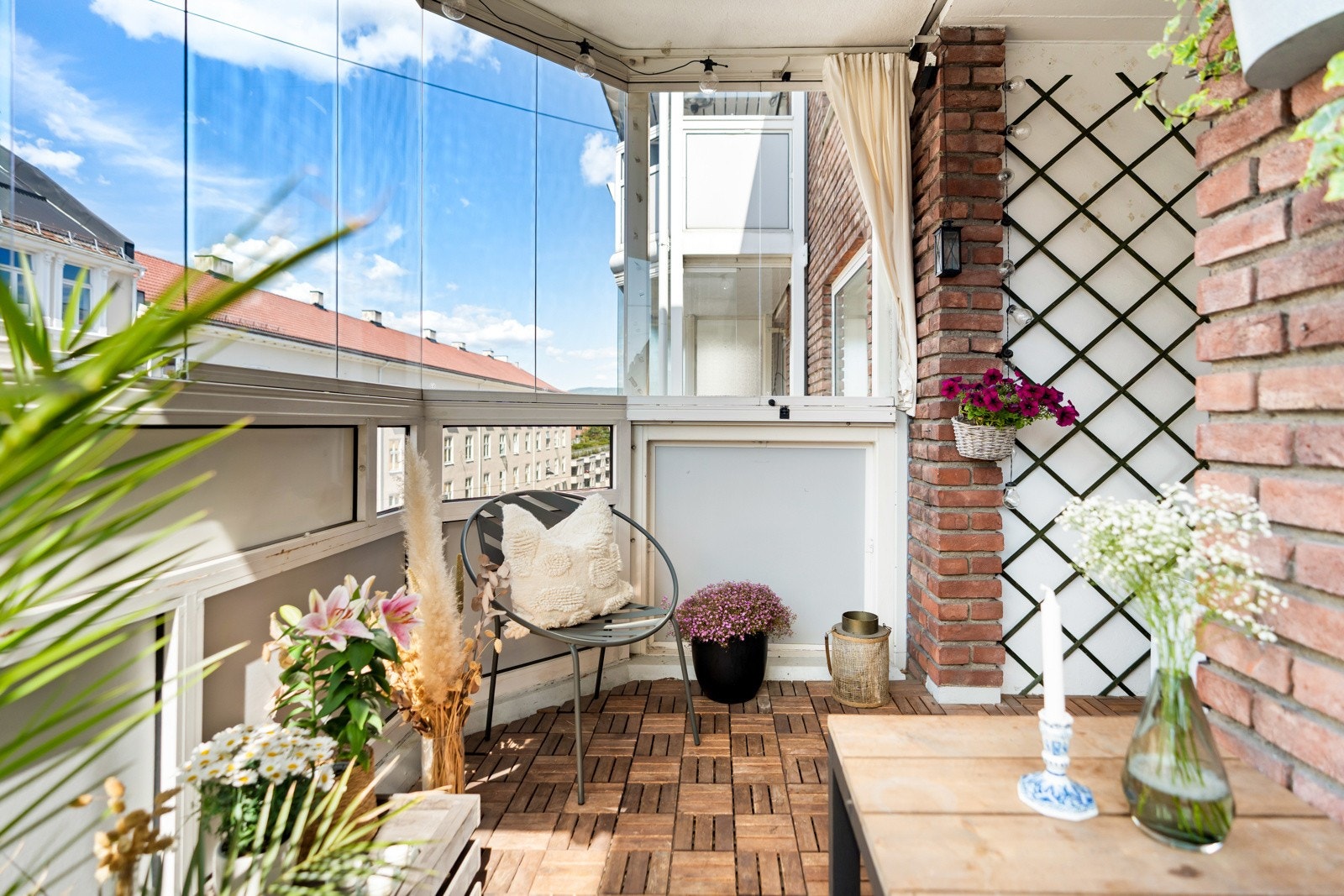 Gode solforhold med ettermiddagssol fra ca. halv 3/3 til ca. halv 8/8 på sommerstid ifølge eier. Galleribilde