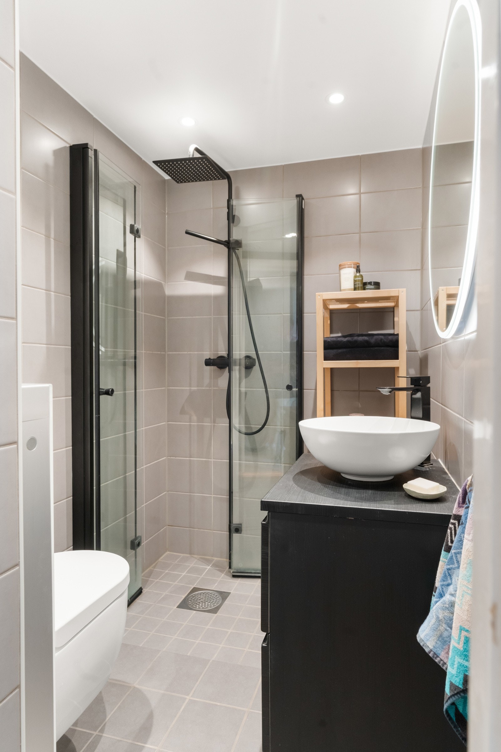 Lekkert baderom fra 2021, pusset opp i regi av borettslaget i forbindelse med utskiftning av soilrørene i hele gården. Galleribilde