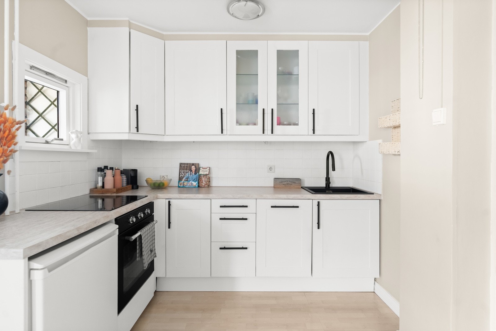 Oppvaskmaskinen er ny fra 2024, og platetopp, komfyr, vask, benkeplate og blandebatteri er fra 2023. Det ble etablert flere sikringskurser i forbindelse med oppgraderingen i 2023. Galleribilde