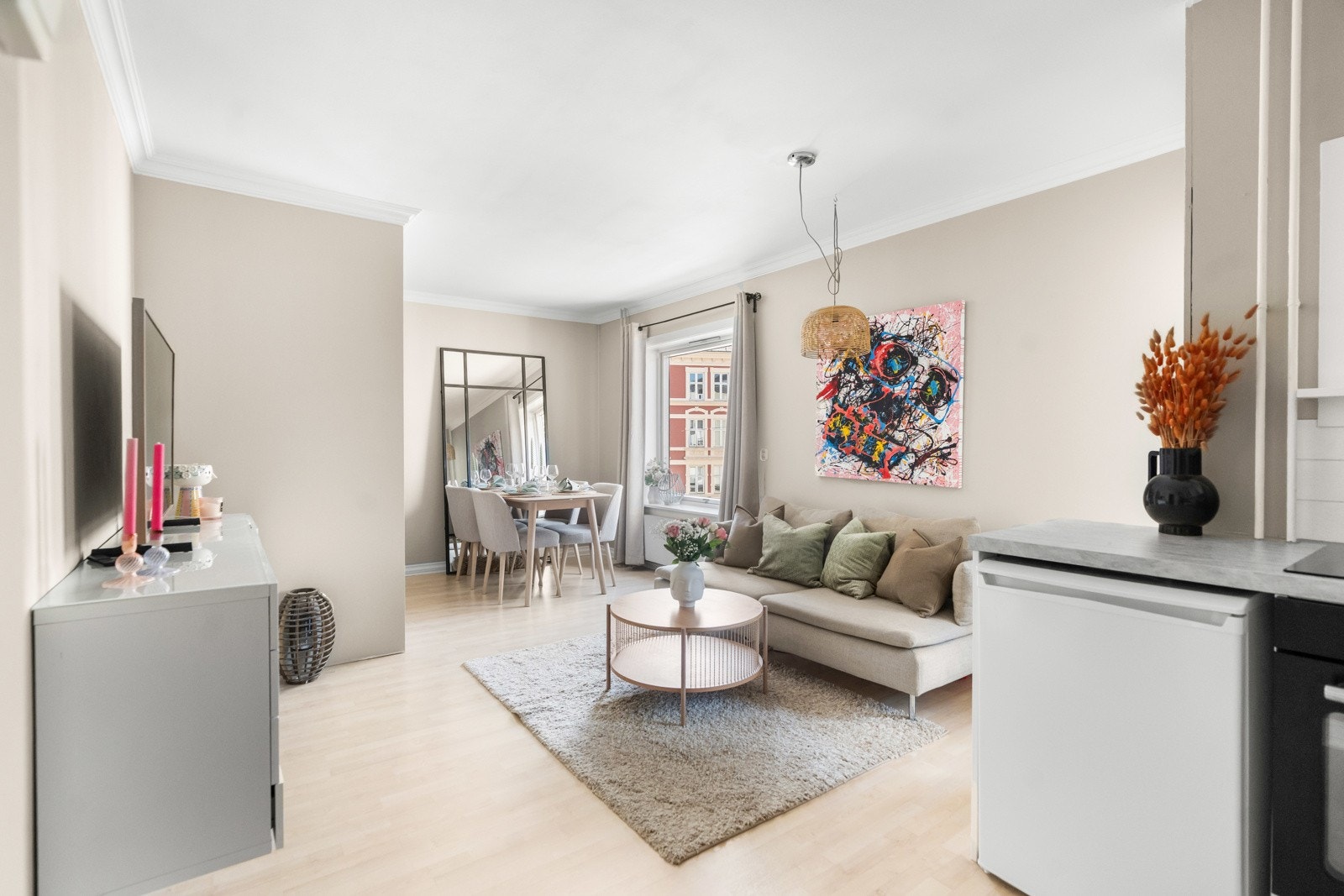 Luftig og lys åpen kjøkken- og stueløsning med flere innredningsmuligheter. Galleribilde