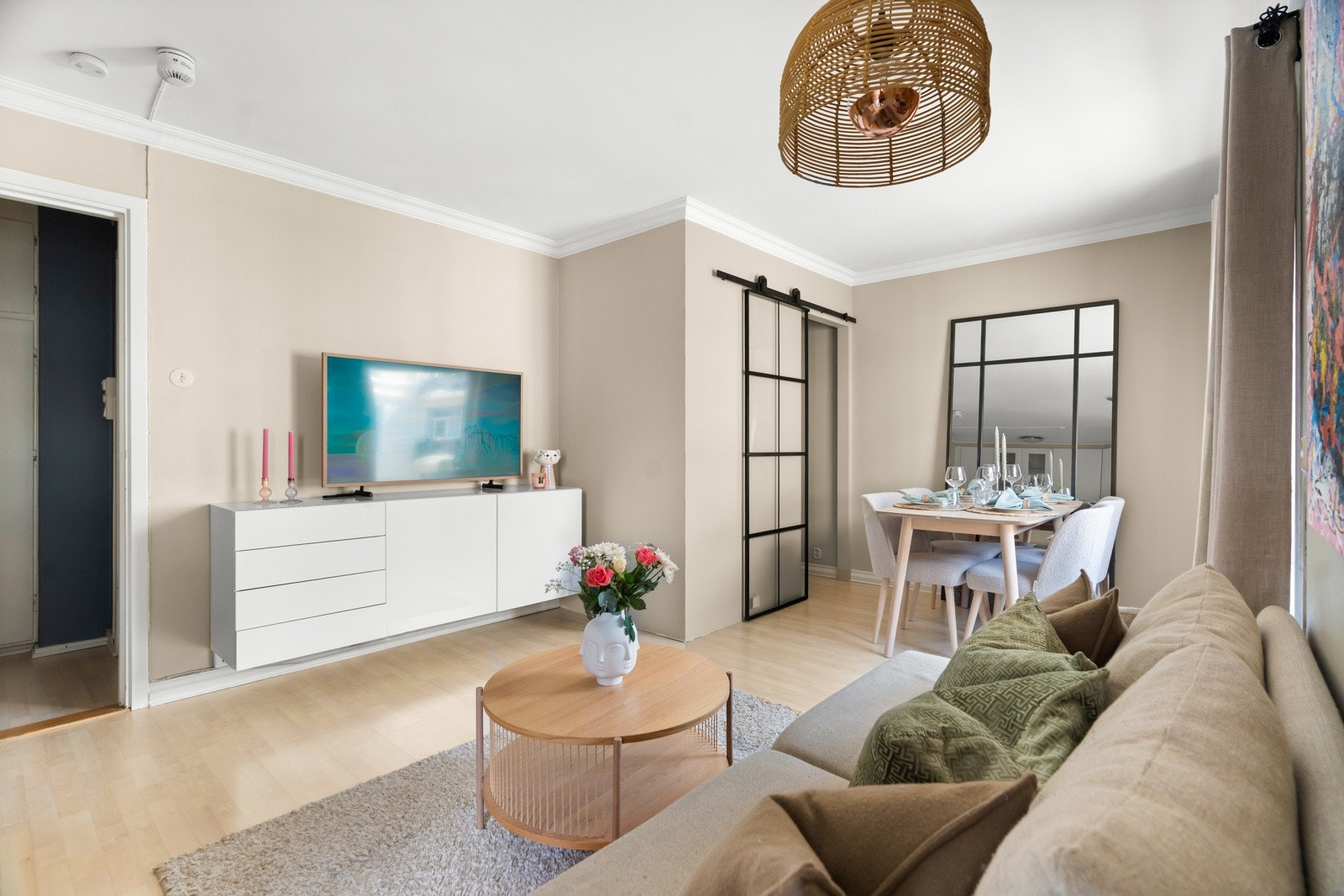 Skyvedør åpen. Svært veldrevet borettslag med mye inkludert i felleskostnadene, herav varmtvann, oppvarming (fjernvarme), TV- og internett. Lave strømkostnader. Galleribilde