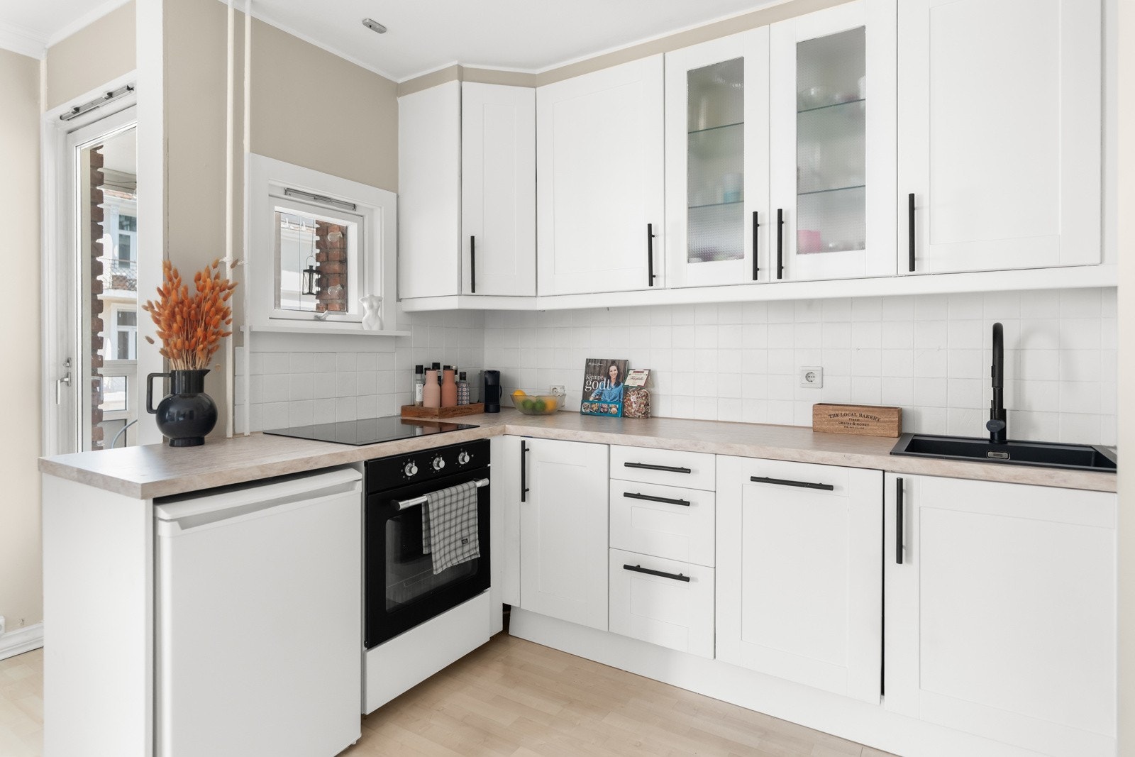 Lite vindu på kjøkken / naturlig ventilering. Fritttående kjøleskap. Galleribilde