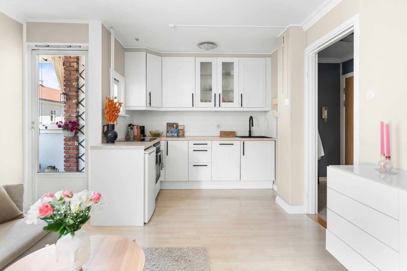 Delikat kjøkkeninnredning med profilerte fronter, samt laminat benkeplate Galleribilde