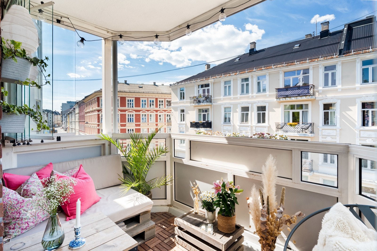 Velkommen til Bjerregaards gate 19! Her har du en lys og moderne endeleilighet i byggets 4. etg (heis). Videre har boligen god planløsning med lukket sovealkove, nyere bad samt en fantastisk og innglasset balkong! Galleribilde