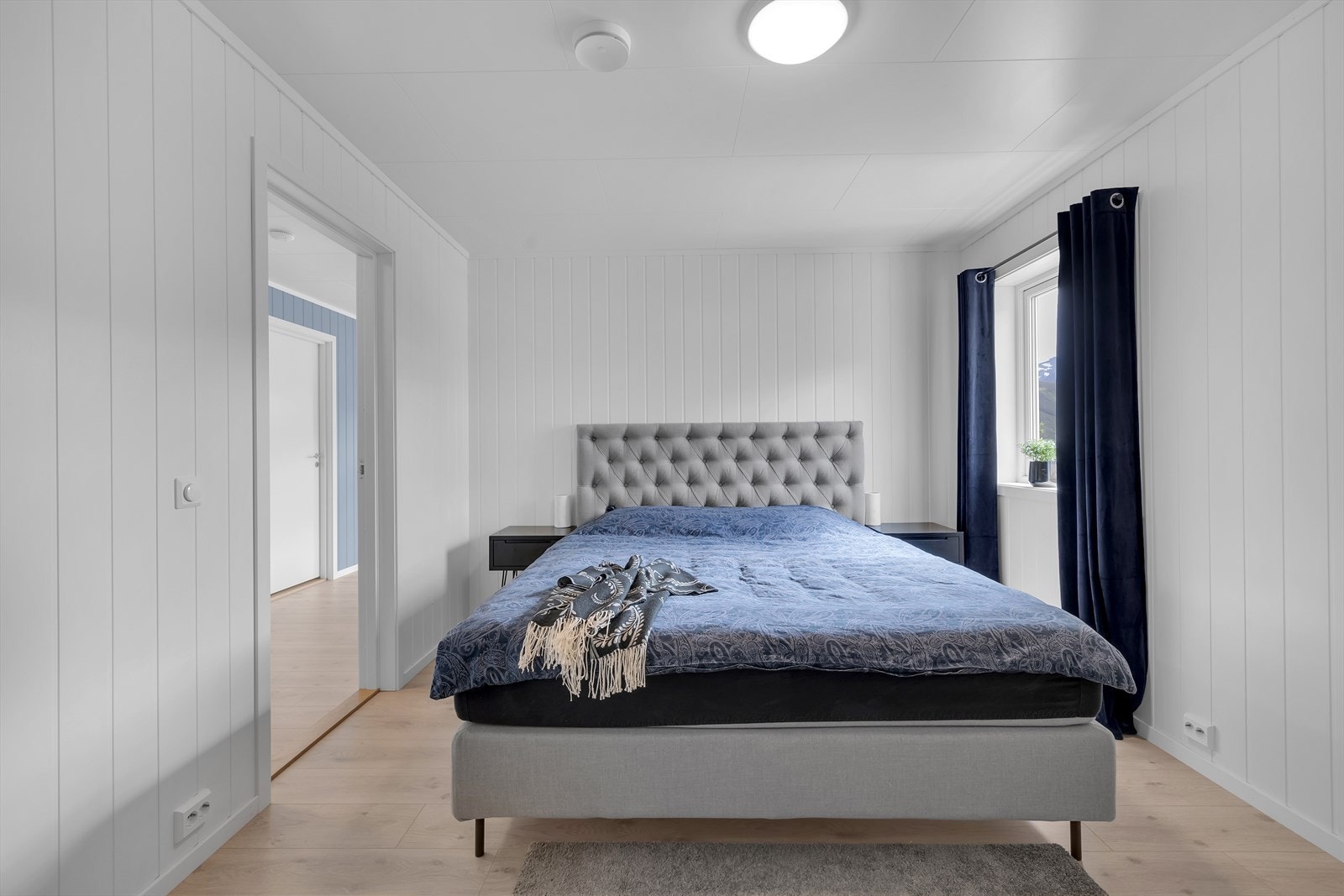 Hovedsoverom med god plass til dobbeltseng Galleribilde