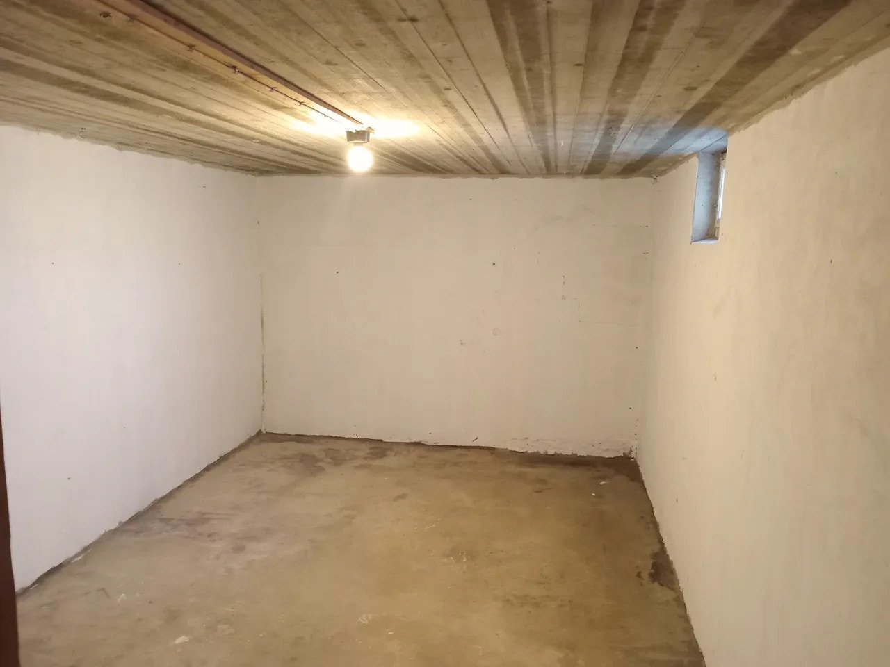 Ett av flere kjellerrom i boligens kjeller som byr på meget gode oppbevaringsmuligheter. Galleribilde