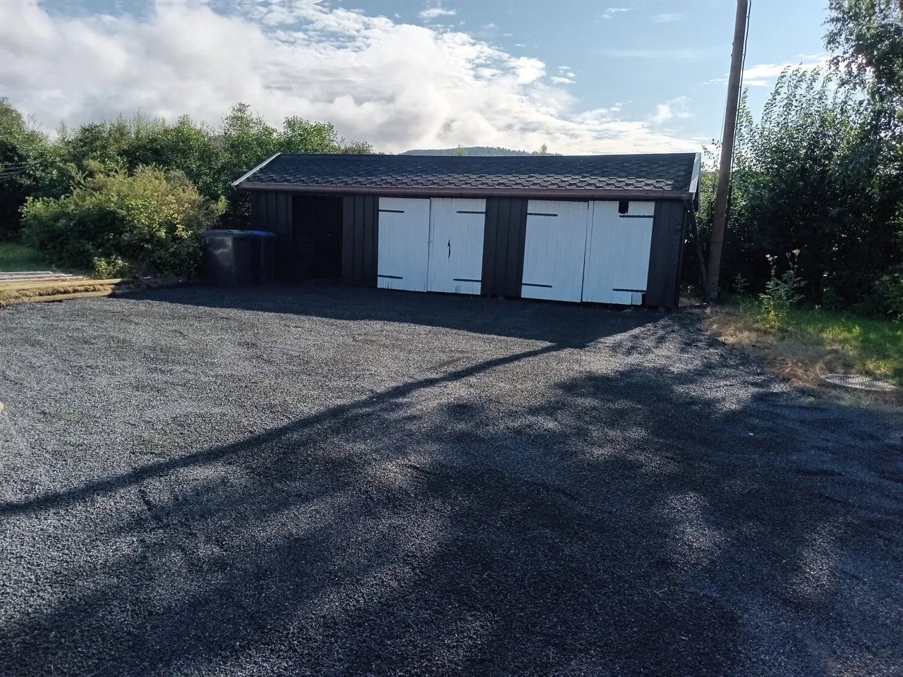 Uthus med to garasjeløp og bodplass. Galleribilde