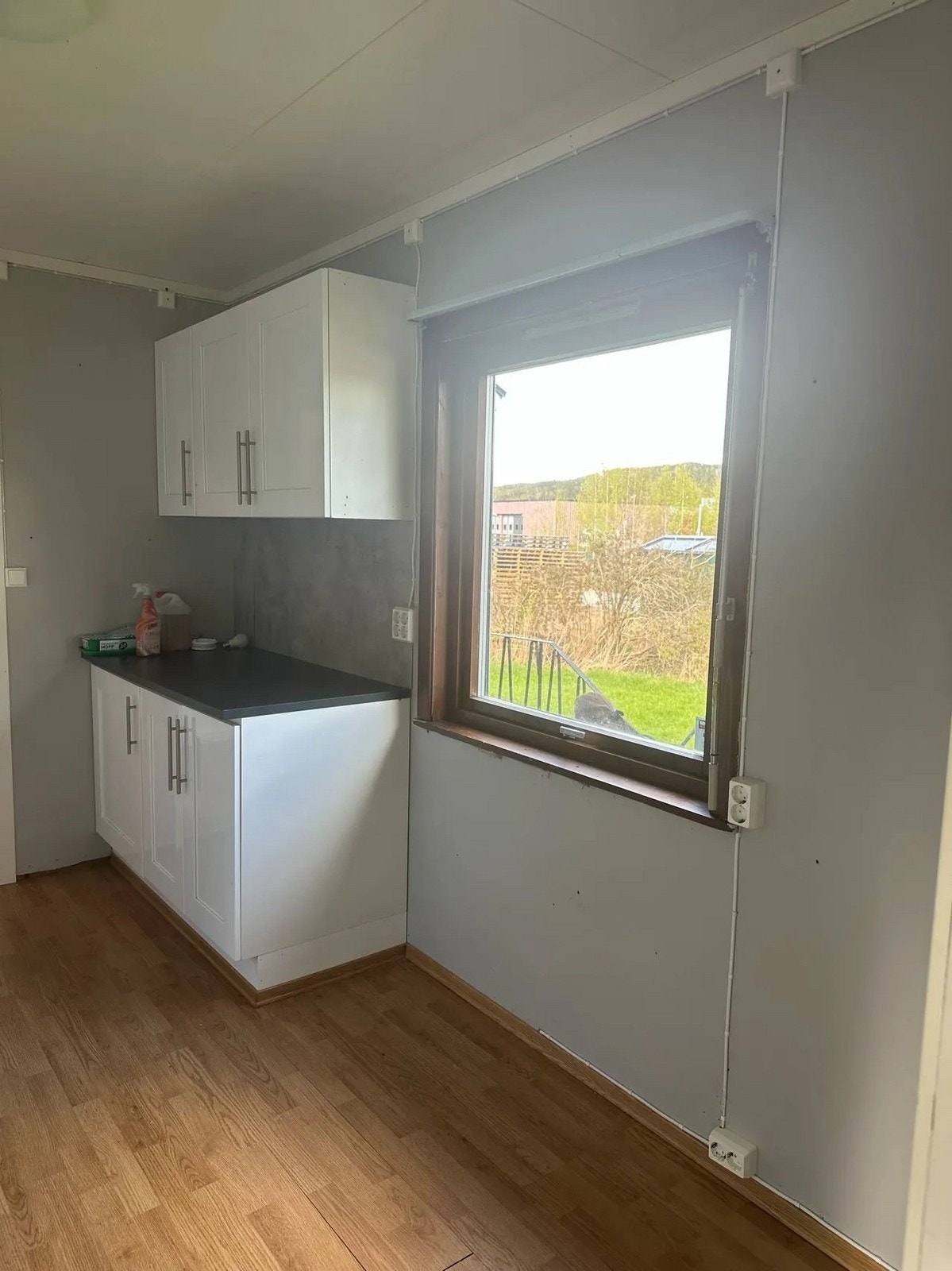 Godt med skap- og benkeplass på kjøkkenet samt plass til lite spisebord. Galleribilde