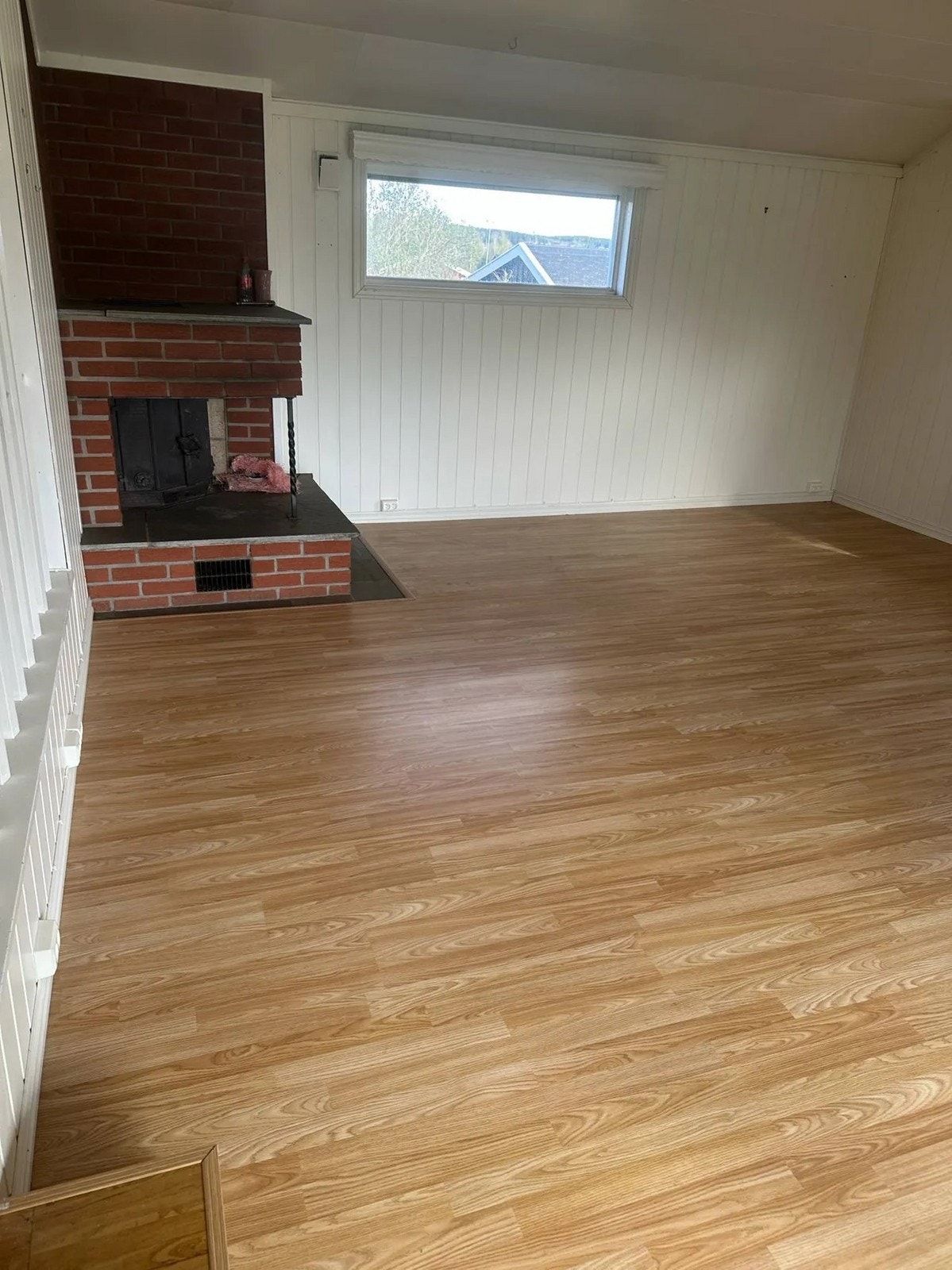 Enda et ildsted i stuen, men er også installert varmepumpe i boligen. Galleribilde