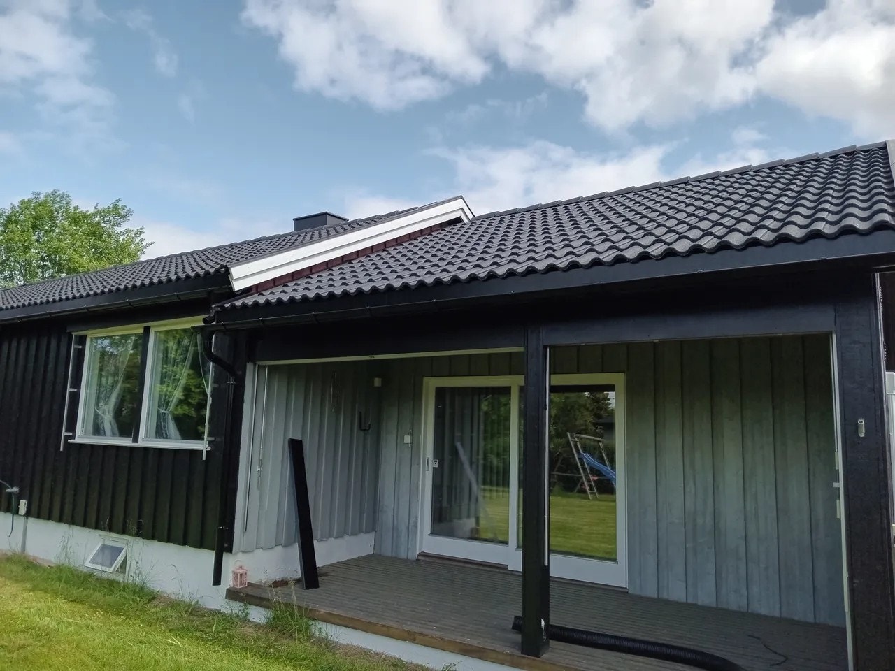 Overbygd terrasse med direkte adkomst til stuen. Galleribilde