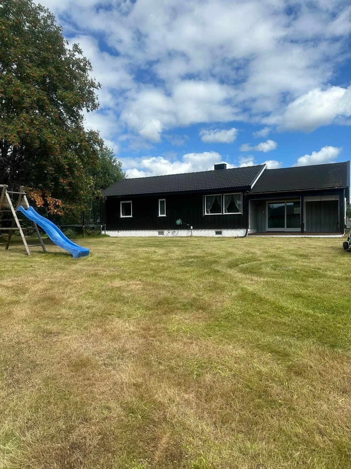 Velkommen til Smedvegen 39 - en praktisk og romslig enebolig med "alt" på ett plan. Galleribilde