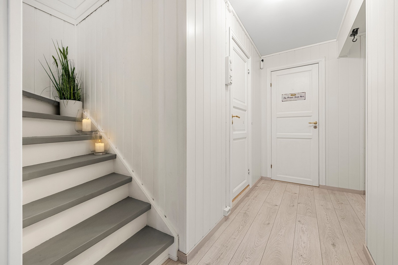 Pen tretrapp binder sammen etasjene. Galleribilde