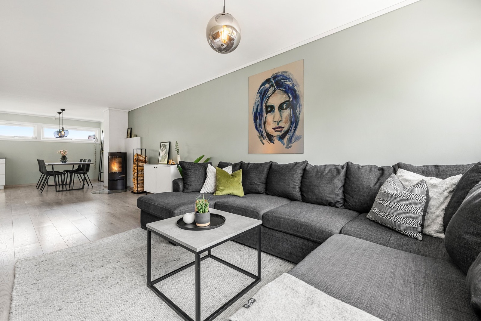 Den åpne utformingen gir rom for både store møbler og mange gjester. Galleribilde