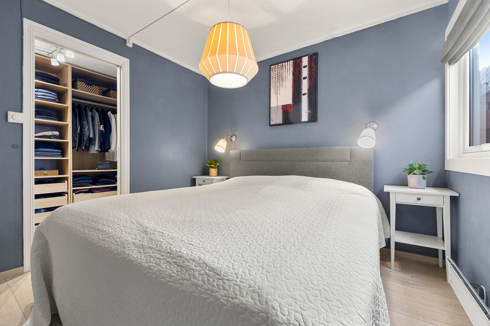 Soverommet har direkte tilgang til en romslig walk-in-garderobe. Galleribilde