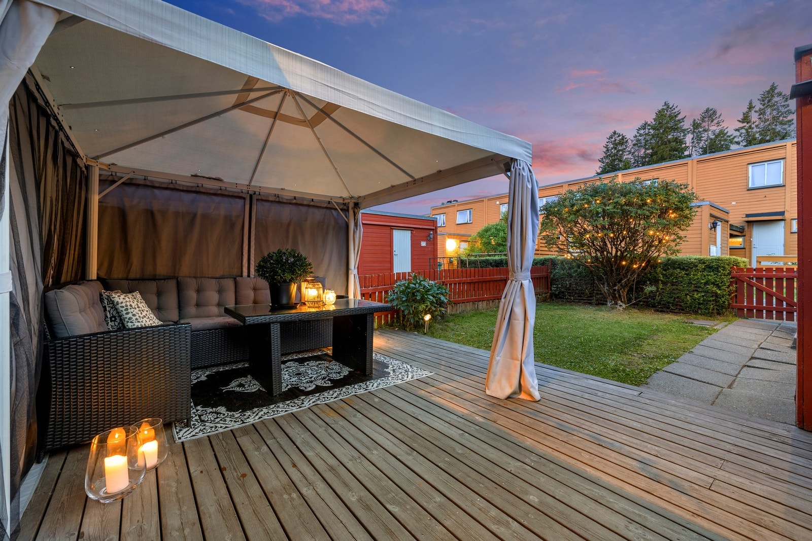 Stilfull og lun sør/vestvendt terrasse på hele 25 m². Et naturlig samlingspunkt i sommerhalvåret. Galleribilde