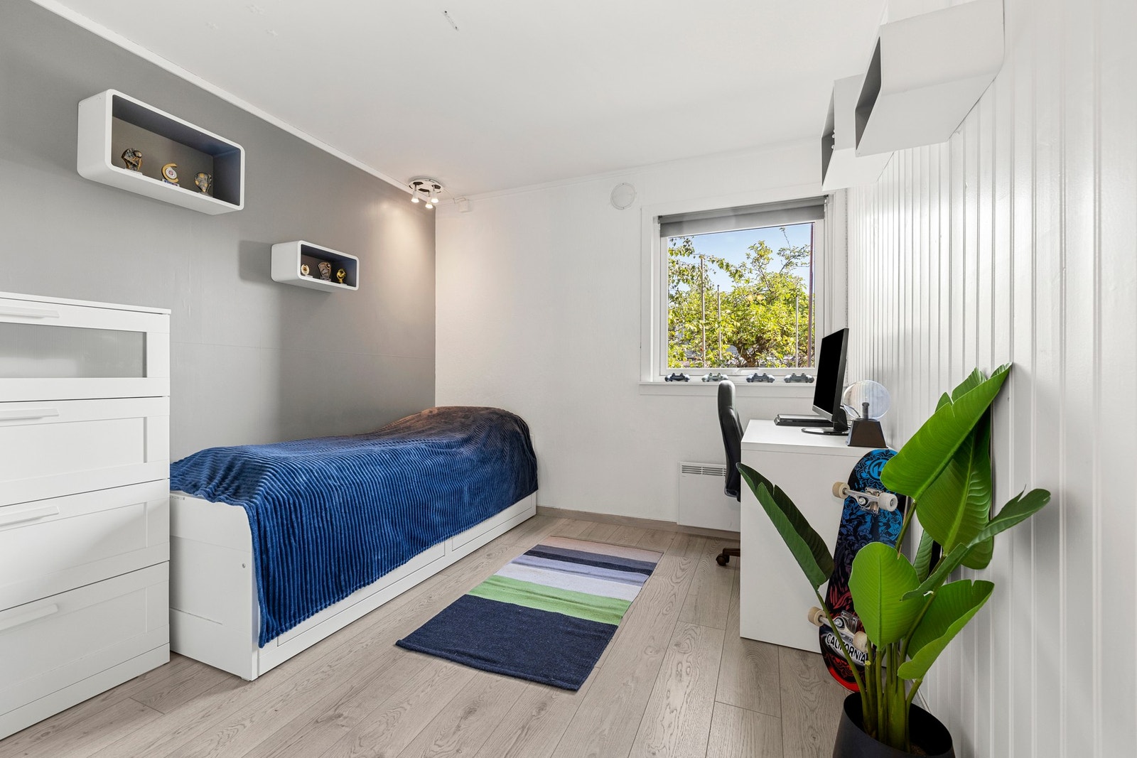 Et lyst og innbydende soverom med plass til både seng og skrivebord. Galleribilde