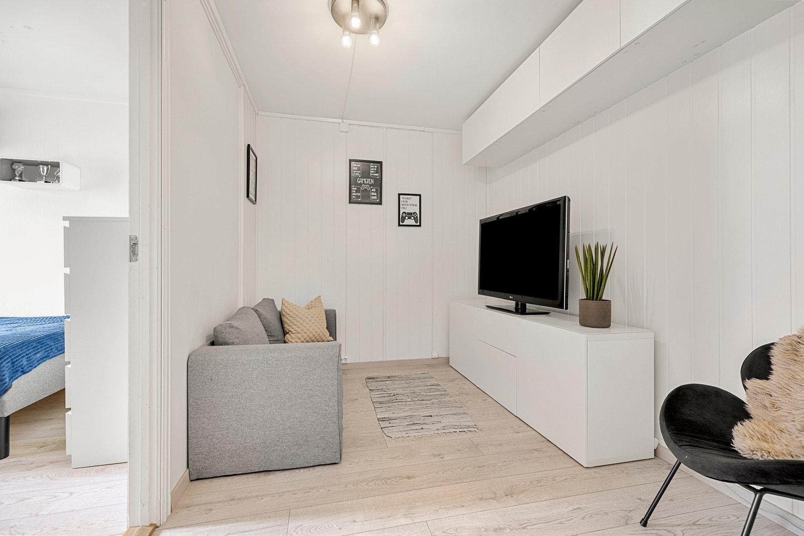 Ekstra sone i 1. etasje som passer perfekt som ungdomssone eller TV-krok. Galleribilde