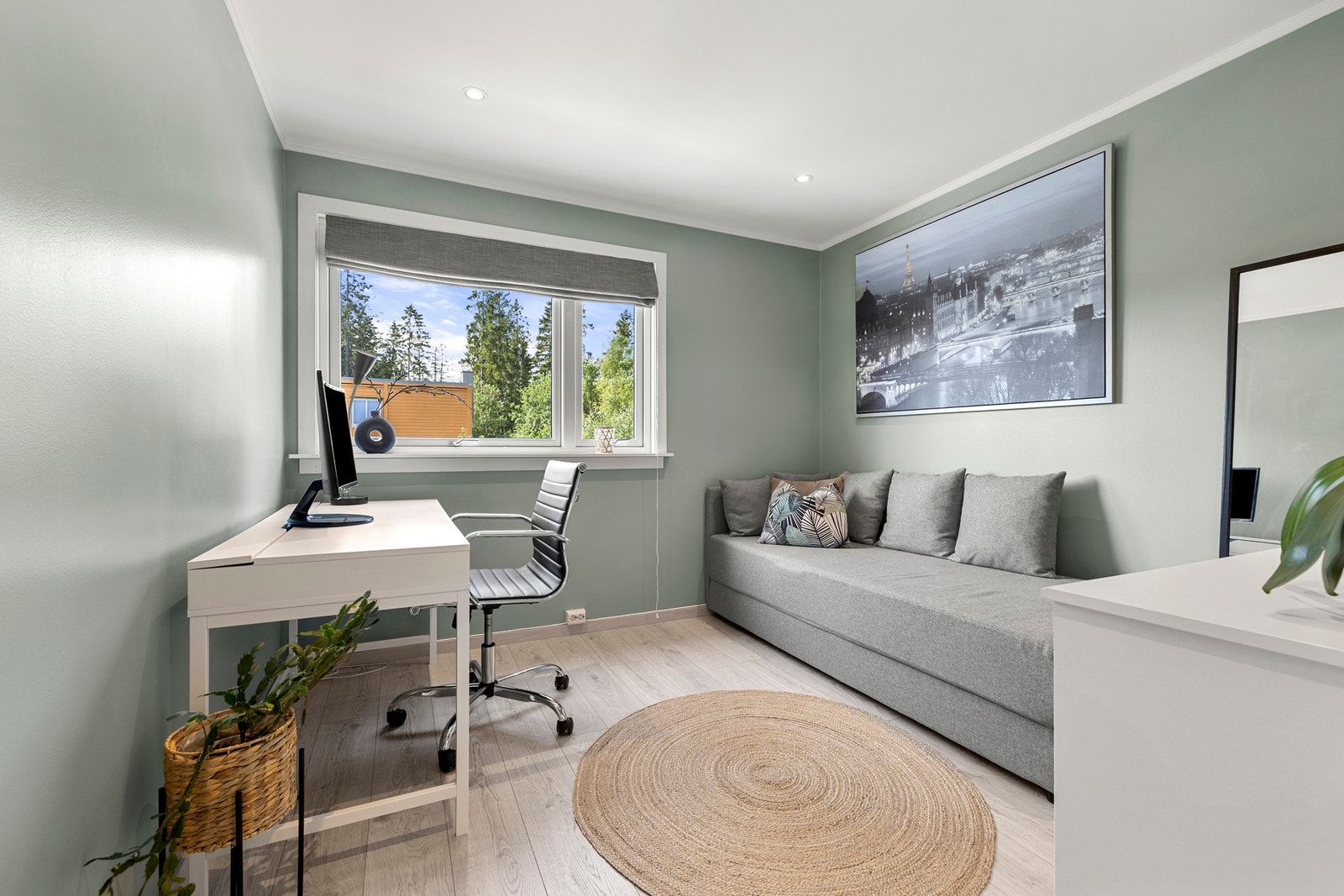 Lyst og fleksibelt rom i 2. etasje - perfekt som soverom, kontor eller gjesterom. Galleribilde