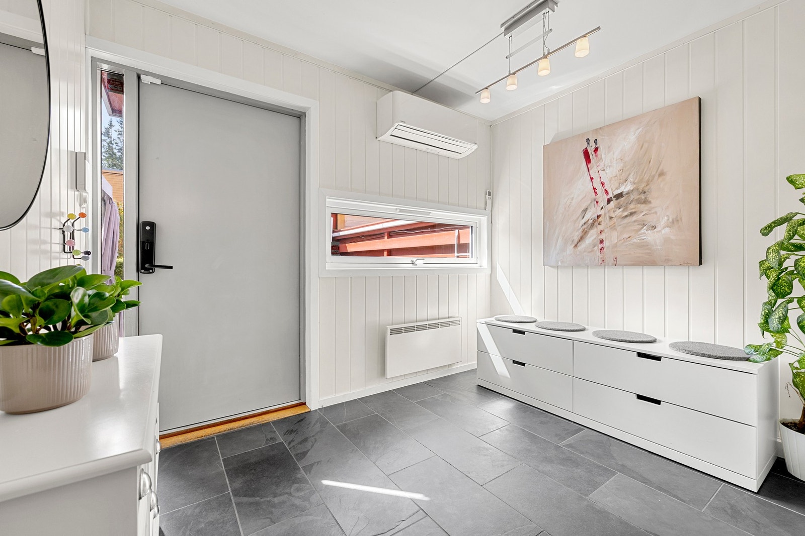 Entréen oppleves både lys og funksjonell og har luft-til-luft varmepumpe fra 2020. Galleribilde