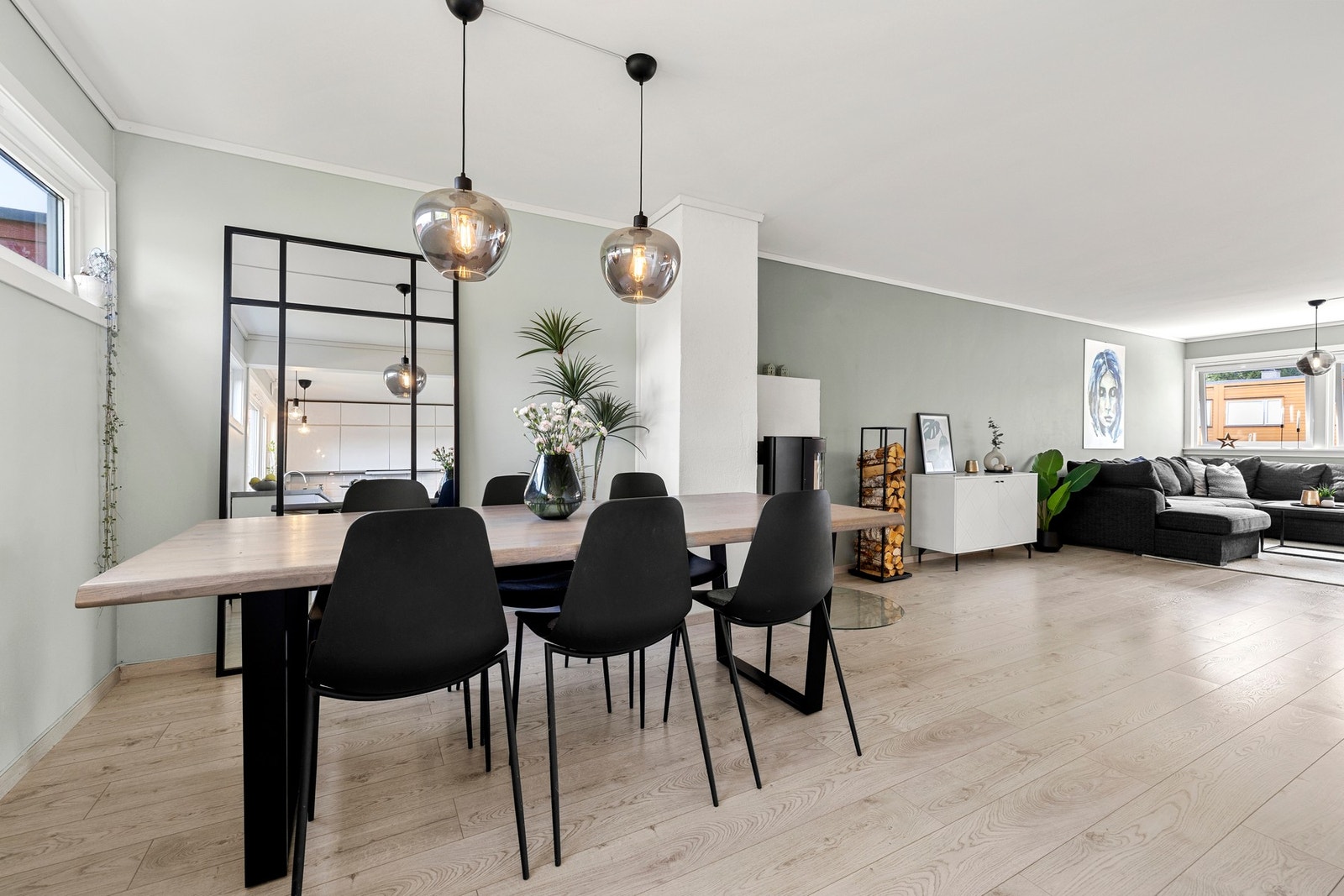 Spiseområdet fremstår som et naturlig samlingspunkt med god plass til langbord. Galleribilde