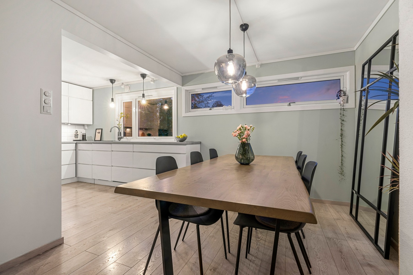 Perfekt for spillkvelder med enkel servering fra kjøkkenet. Galleribilde