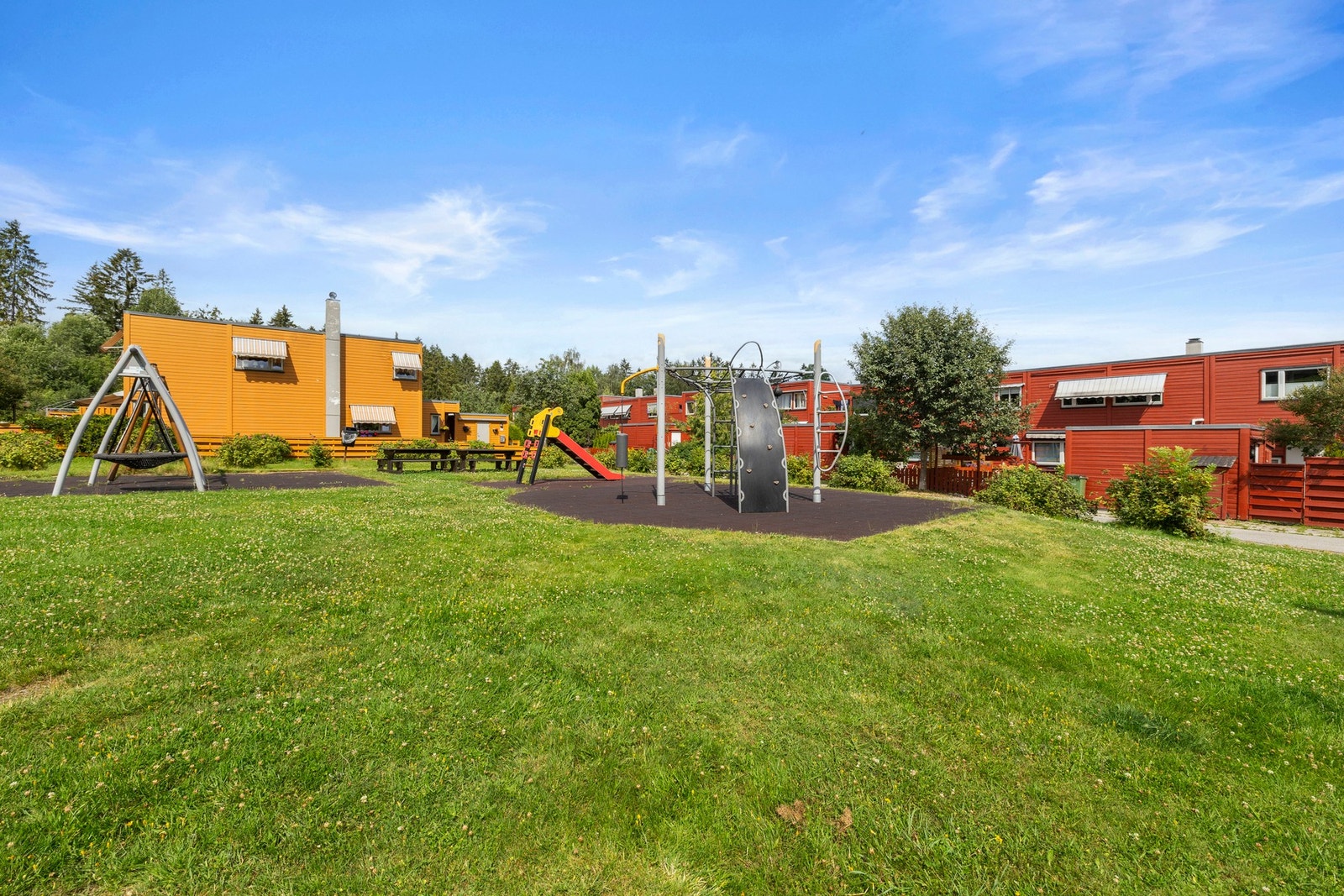 Barnevennlig område med fine lekeplasser. Galleribilde
