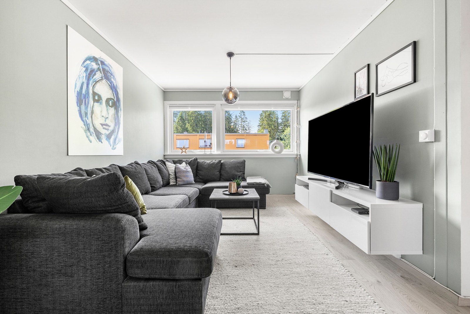 Med plass til stor hjørnesofa blir dette en perfekt sone for filmkvelder, samtaler og samvær. Galleribilde
