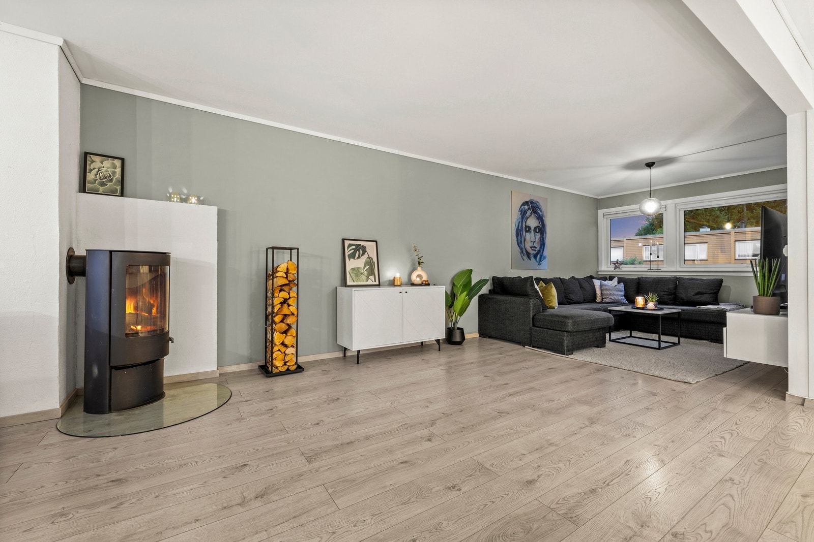 Stuen blir lun og rolig når kvelden faller på, med sofaen som naturlig samlingspunkt. Galleribilde